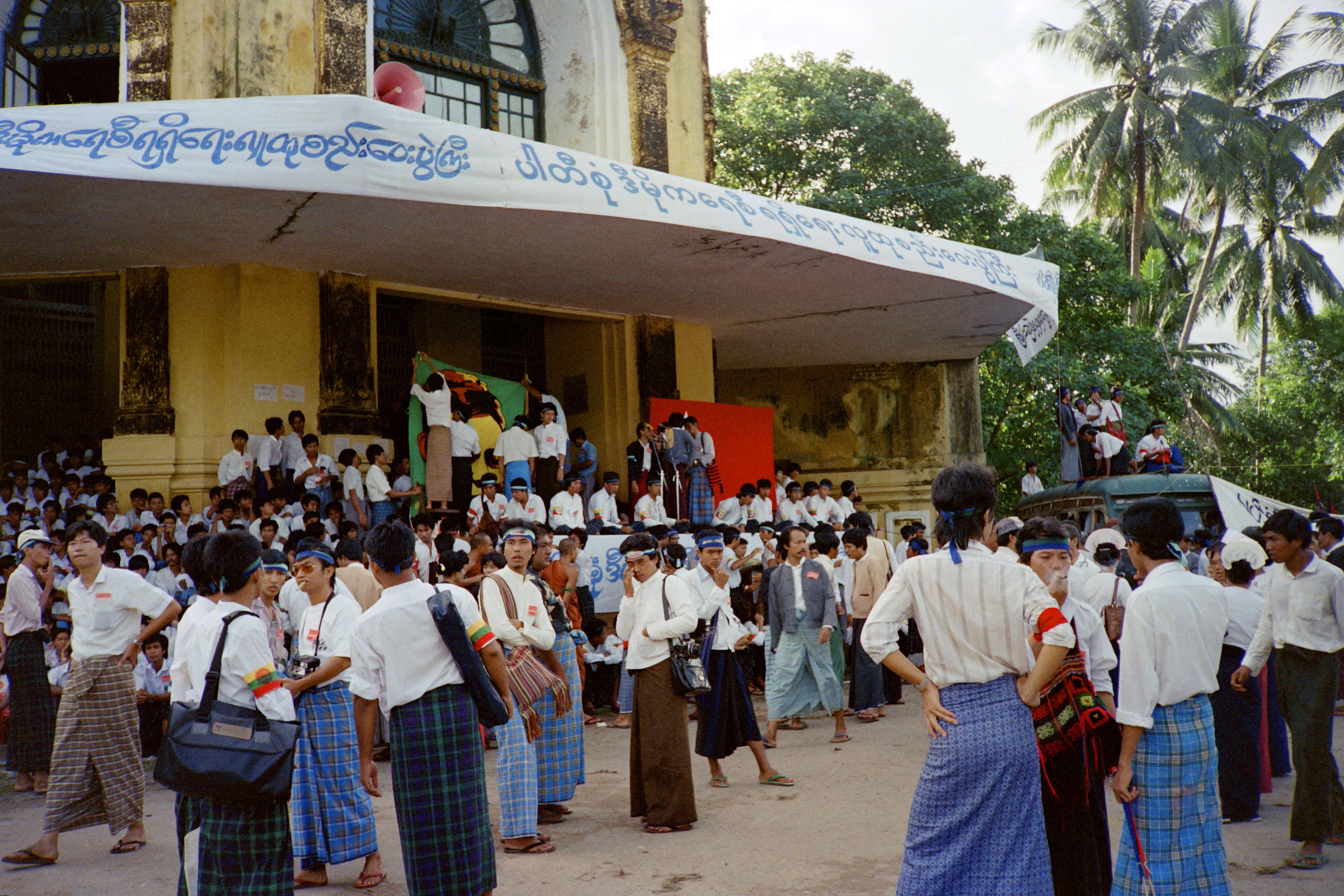 ผู้ประท้วงที่ย่างกุ้งระหว่างการลุกฮือ 8888 เมื่อวันที่ 28 ส.ค. 1988 (ภาพจาก: STR/AFP)