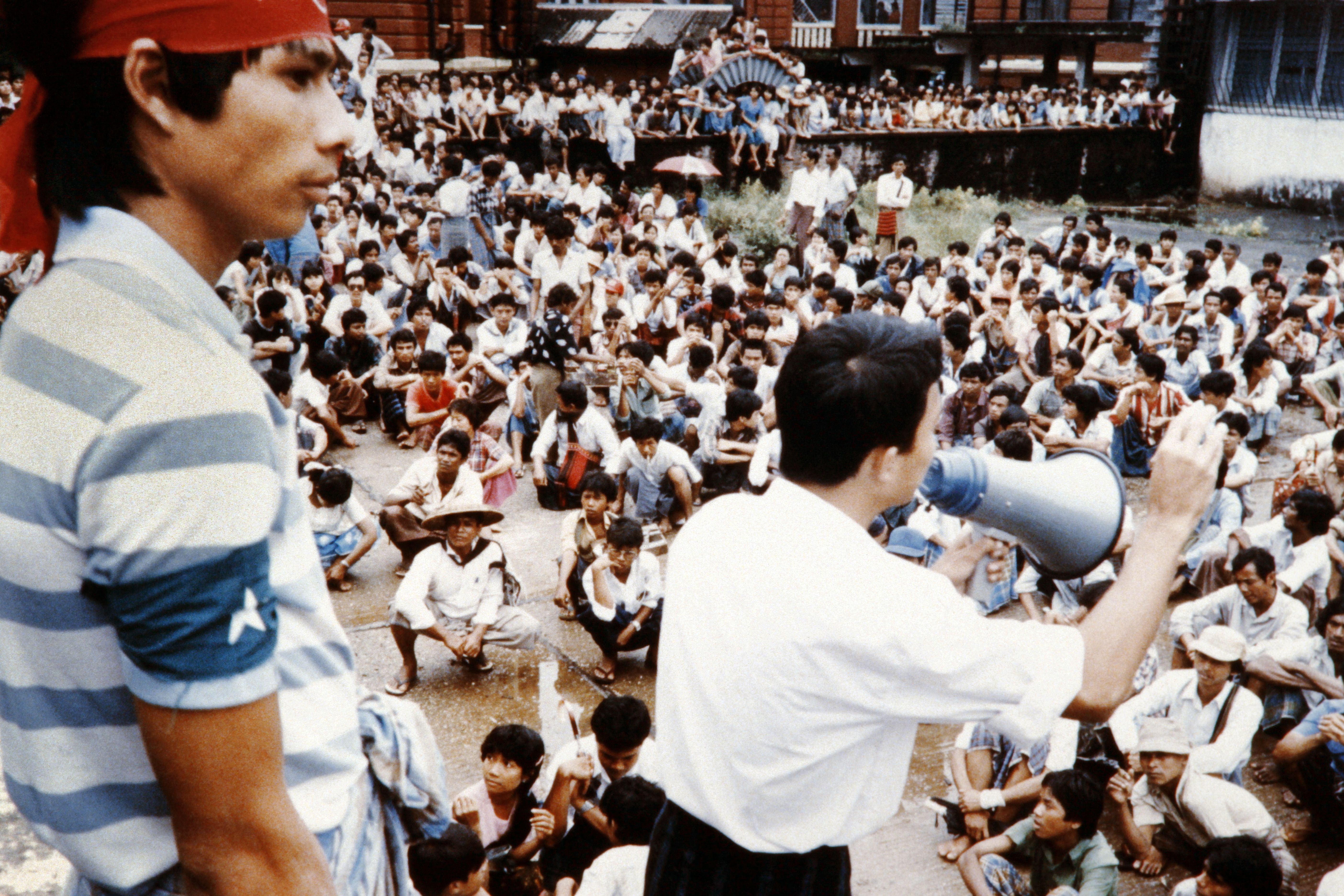 ผู้ประท้วงรวมตัวหน้าโรงพยาบาลย่างกุ้ง เมื่อวันที่ 18 ส.ค. 1988 (ภาพจาก: AFP)