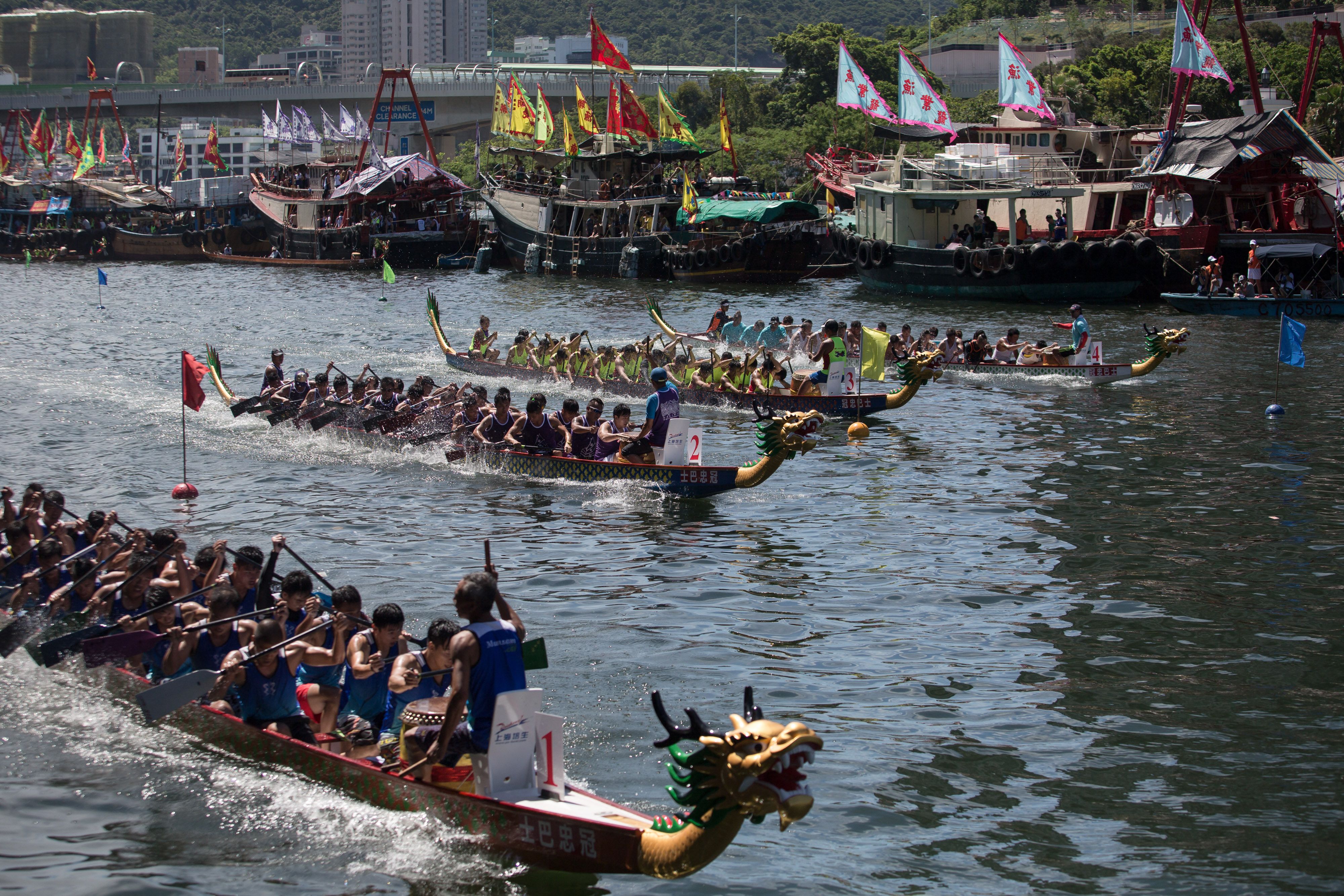 บรรยากาศการแข่งขันใน Dragon Boat Festival ประจำปี 2015 (ภาพจาก: Dale de la Rey/AFP)