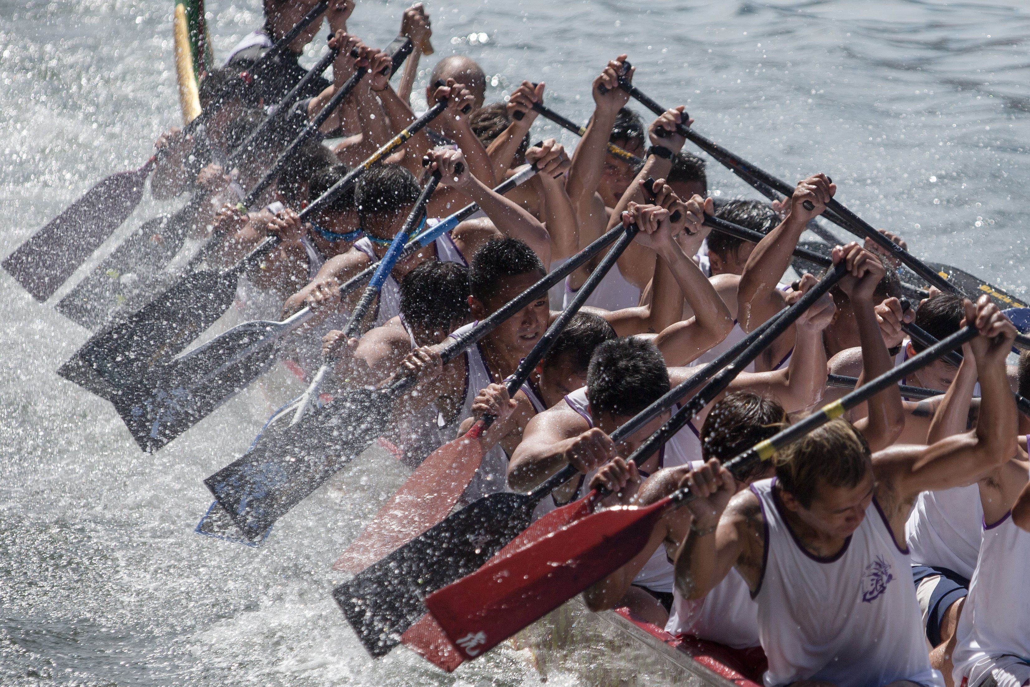 บรรยากาศการแข่งขันใน Dragon Boat Festival ประจำปี 2015 (ภาพจาก: Dale de la Rey/AFP)