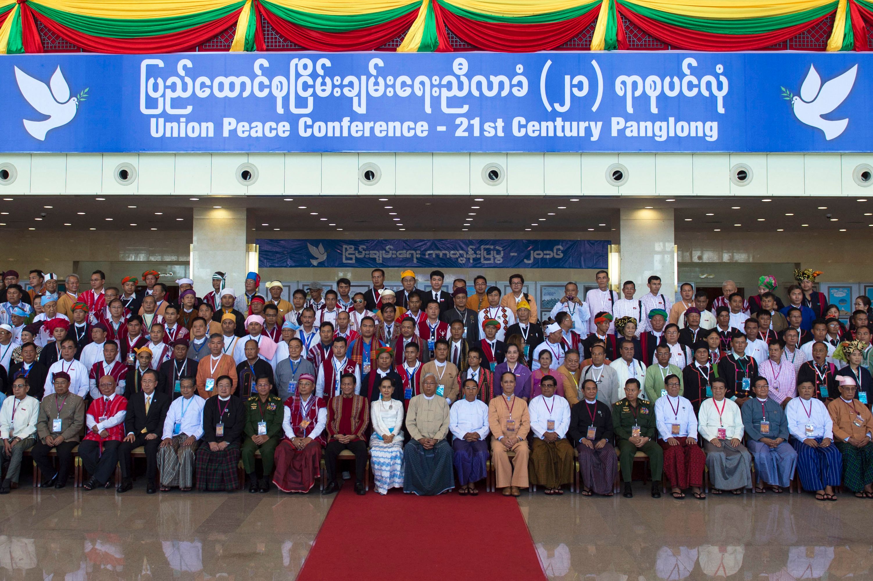 ภาพถ่ายหมู่ระหว่างการประชุมปางโหลงแห่งศตวรรษที่ 21 ครั้งแรก เมื่อวันที่ 31 ส.ค. 2016 (ภาพจาก: Romeo Gacad/AFP)