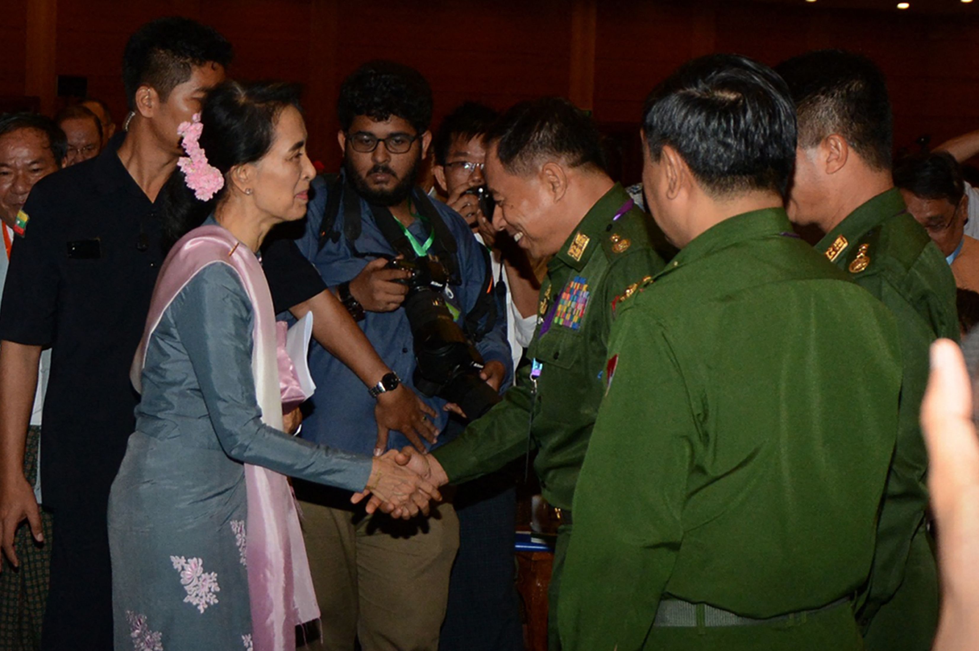 อองซานซูจี ขณะดำรงตำแหน่งที่ปรึกษาแห่งรัฐ ณ ตอนนั้น ในการประชุมปางโหลงแห่งศตวรรษที่ 21 ครั้งแรก เมื่อวันที่ 3 ก.ย. 2016 (ภาพจาก: Aung Htet/AFP)