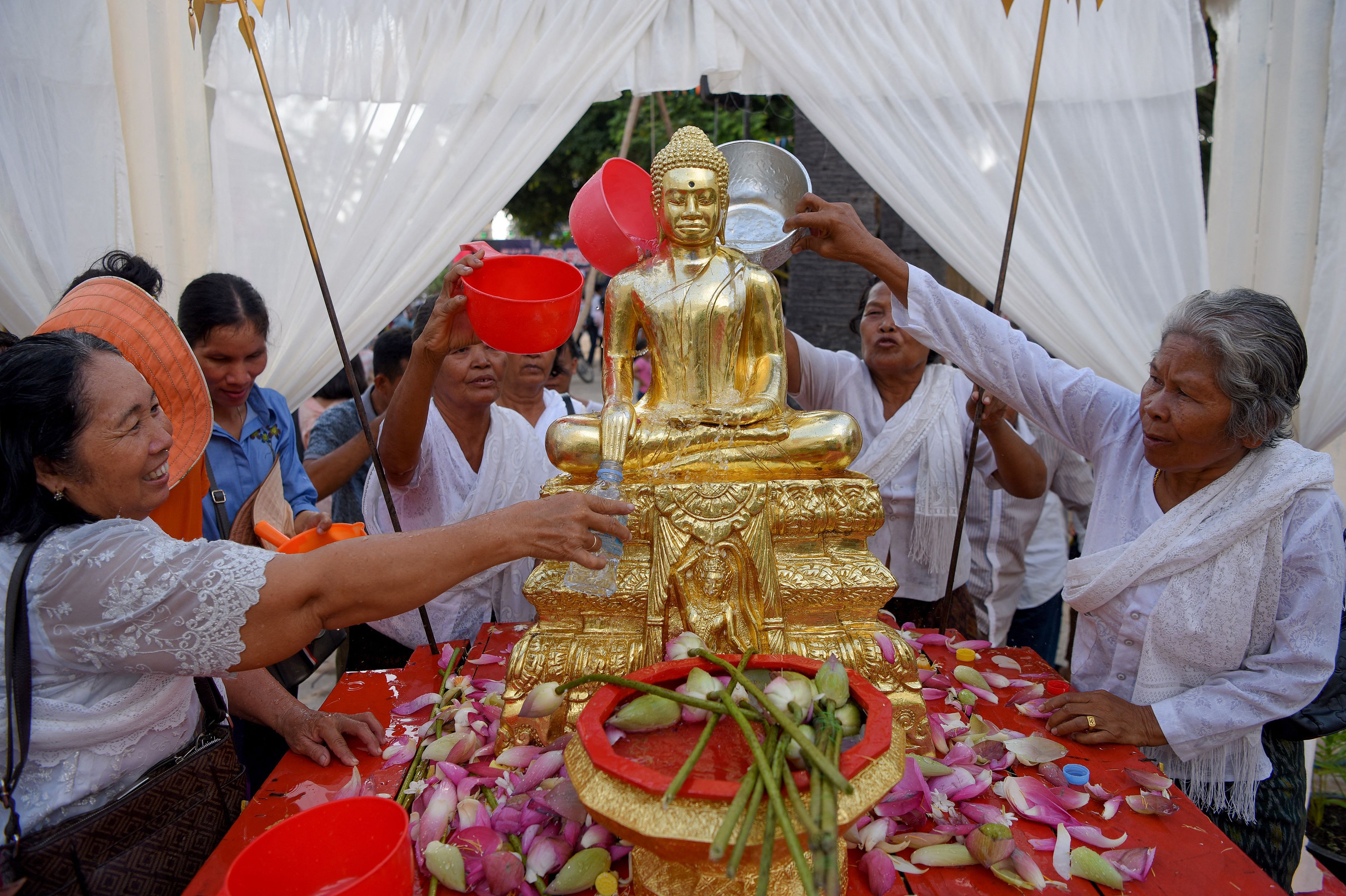 ชาวกัมพูชาสรงน้ำพระในช่วงโจล ชนัม ทเม็ย ในจังหวัดกันดาล เมื่อปี 2562 (ภาพ: Tang Chhin Sothy/AFP)