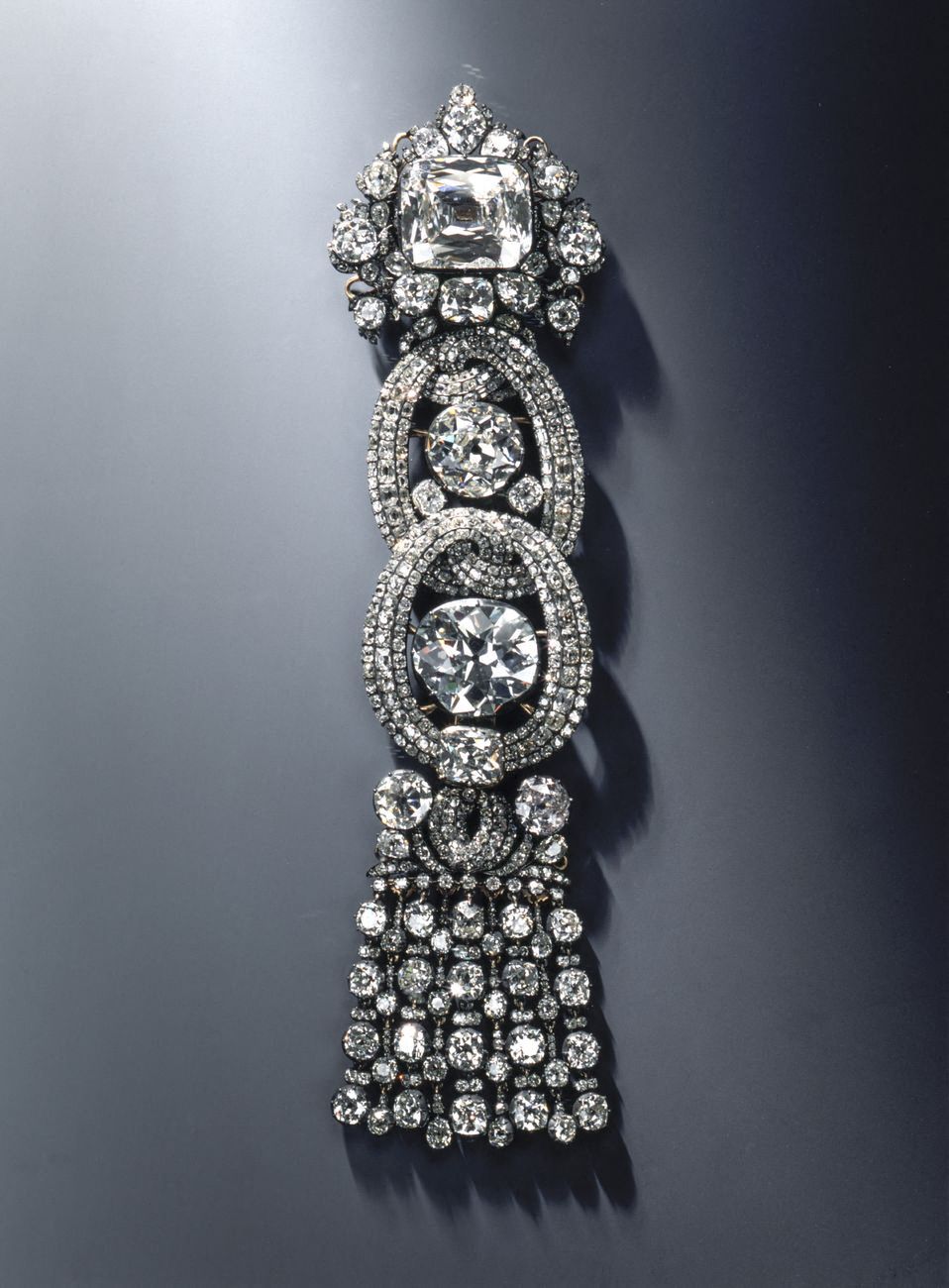 เครื่องประดับ Dresen White Diamond ที่มีมูลค่านับสิบล้านยูโร (ภาพจาก: Green Vault (Gruenes Gewoelbe)/Juergen Karpinski/AFP)