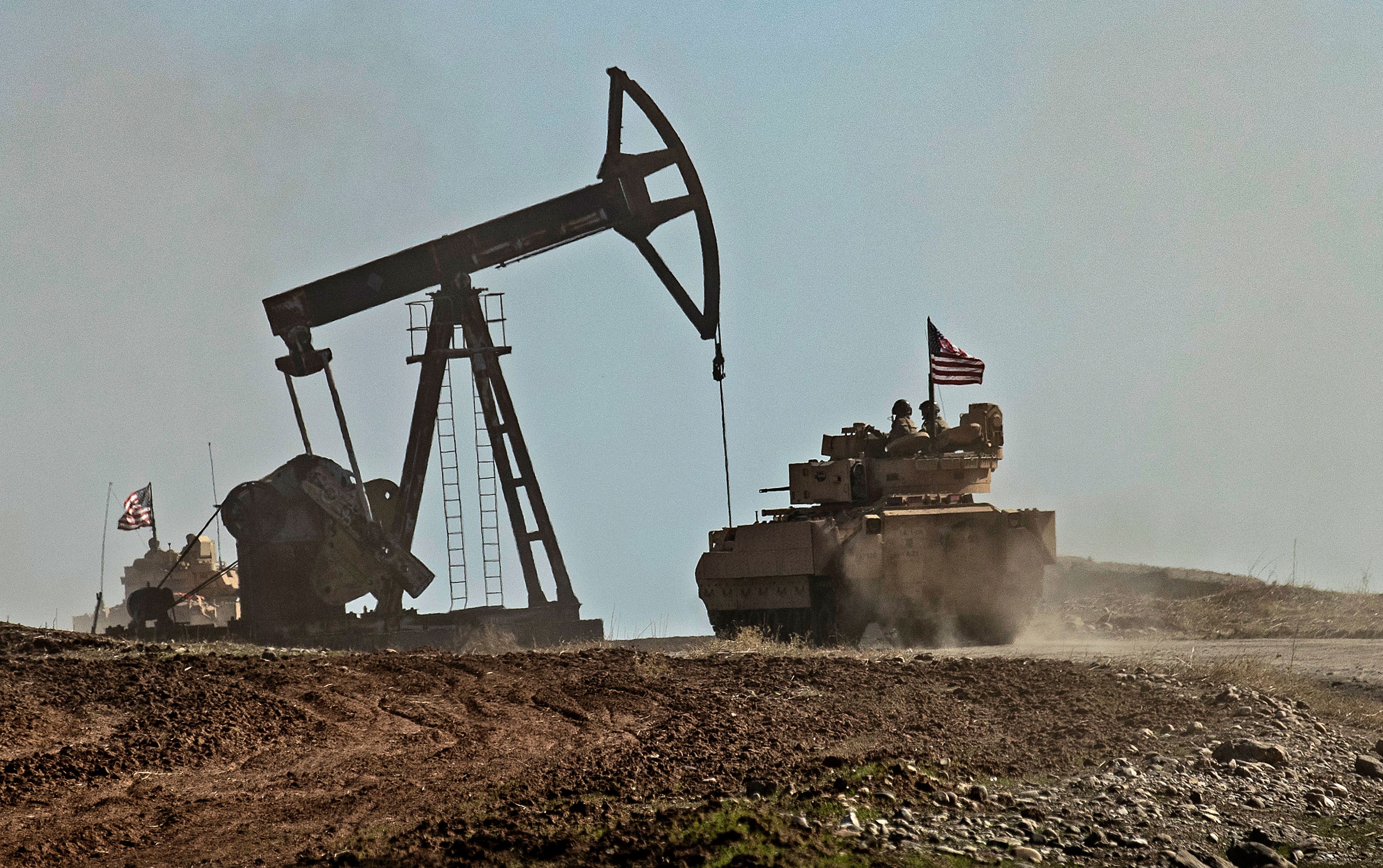 รถถังของสหรัฐฯ ลาดตระเวนอยู่ใกล้โรงงานผลิตน้ำมัน (Photo by Delil SOULEIMAN_AFP)