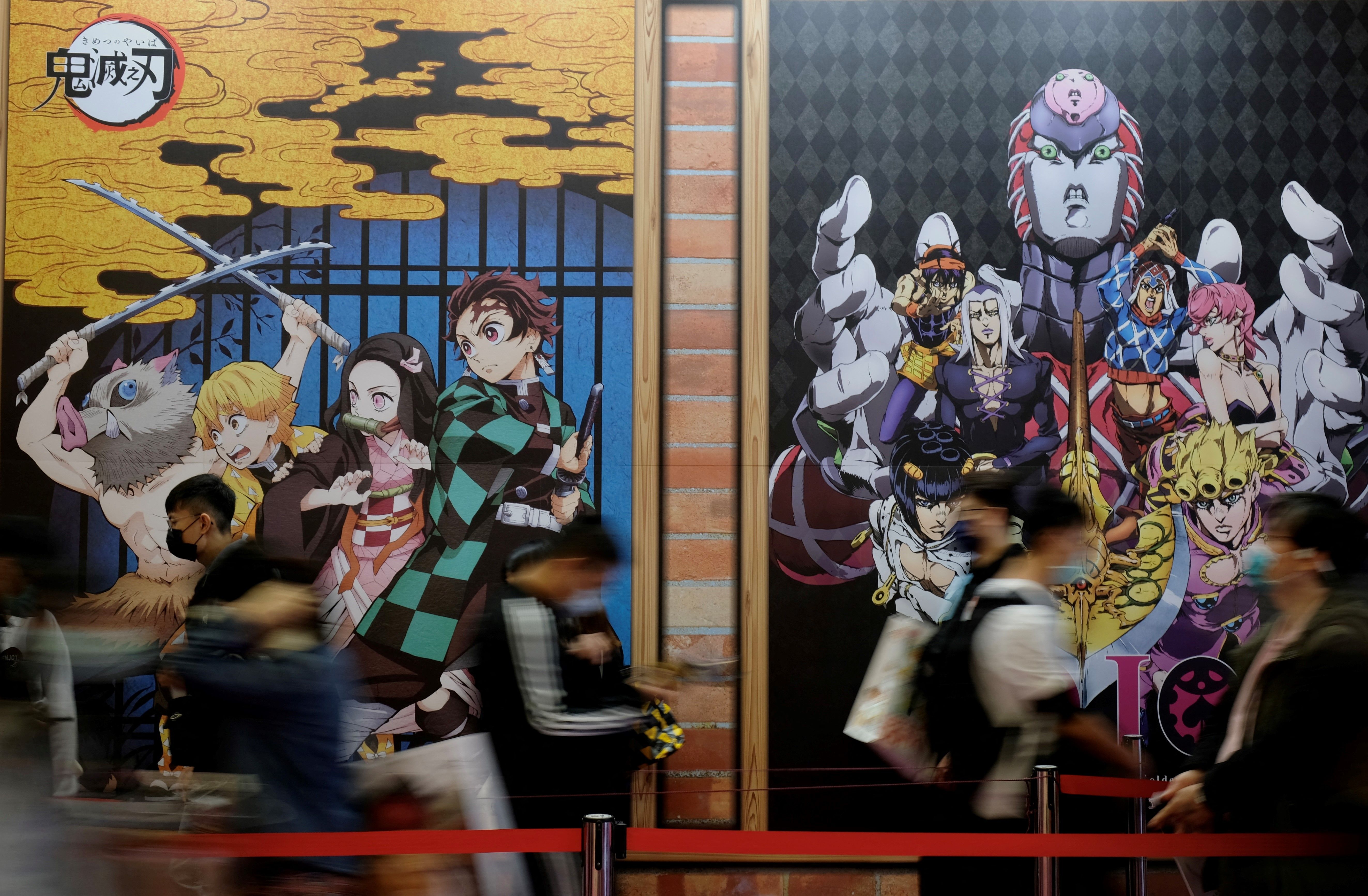 ผู้เยี่ยมชมงาน 9th Comics and Animation Festival ที่ไทเปยืนรอต่อคิวหน้าโปสเตอร์ Demon Slayer เมื่อปี 2024 (ภาพจาก: Sam Yeh/AFP)