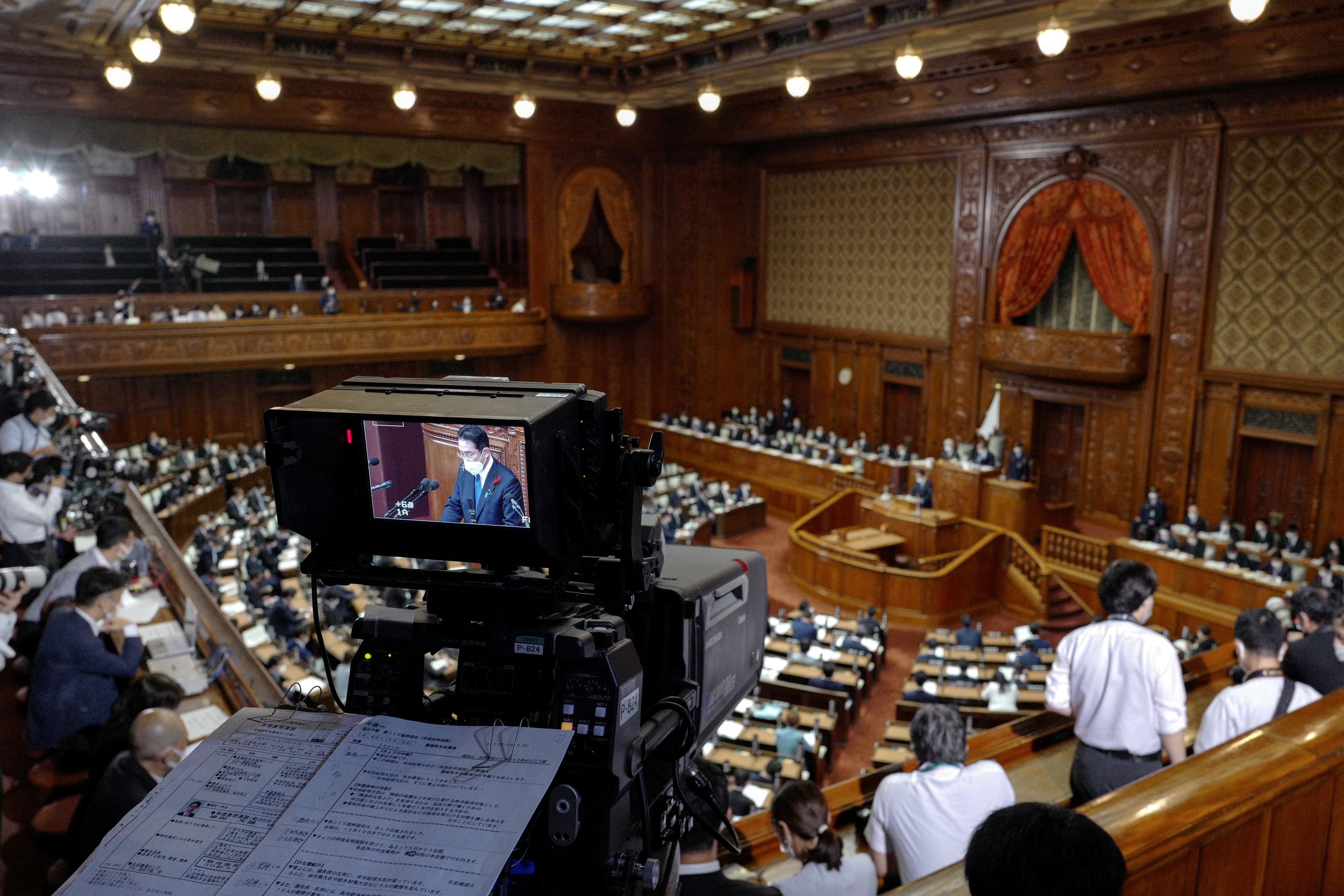 กล้องจับภาพ Fumio Kishida นายกฯ ญี่ปุ่น ณ ขณะนั้นที่กำลังแถลงนโยบาย เมื่อปี 2022 (ภาพจาก: Kazuhiro Nogi/AFP)