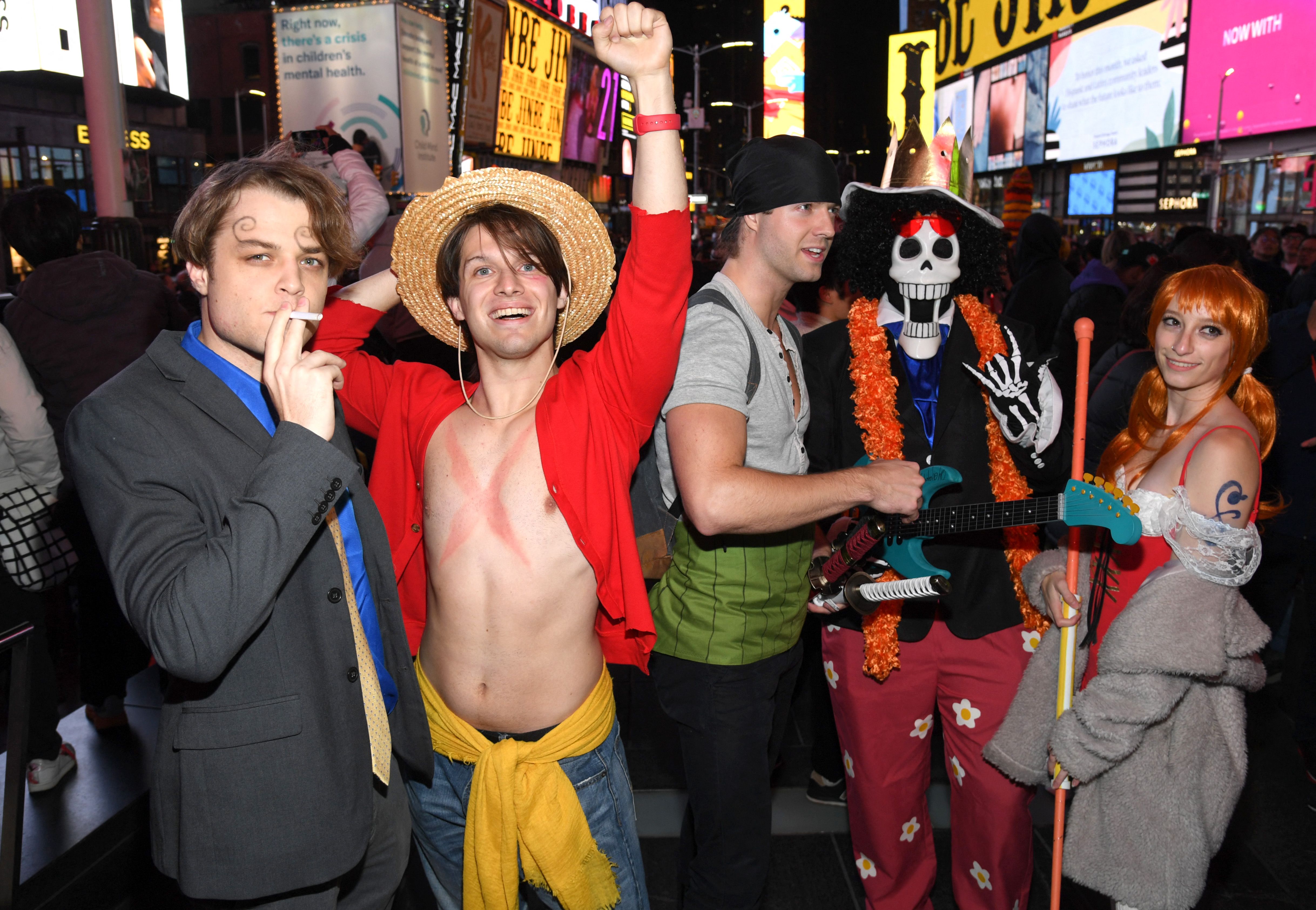 ผู้คนในนิวยอร์กคอสเพลย์ตามตัวละครจาก One Piece เพื่อต้อนรับการเข้าฉายของ One Piece Film Red เมื่อปี 2022 (ภาพจาก: Gary Gershoff /Getty Images via AFP)