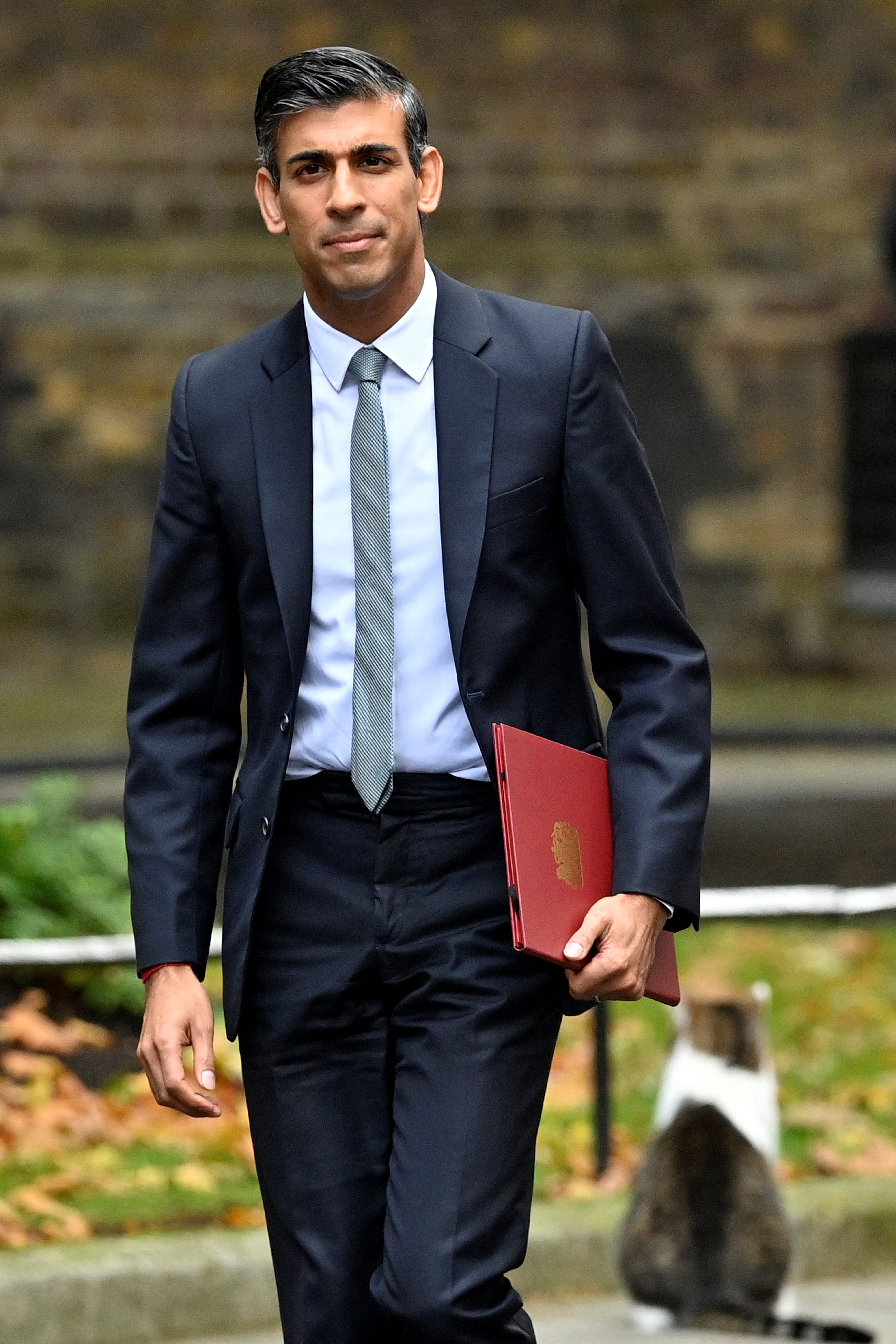 ริชี ซูแน็ก ที่เพิ่งรับตำแหน่งนายกฯ บริเตนคนใหม่ เดินผ่านแมวแลร์รี เมื่อเดือนตุลาคม 2566 (ภาพ: Justin Tallis/AFP)