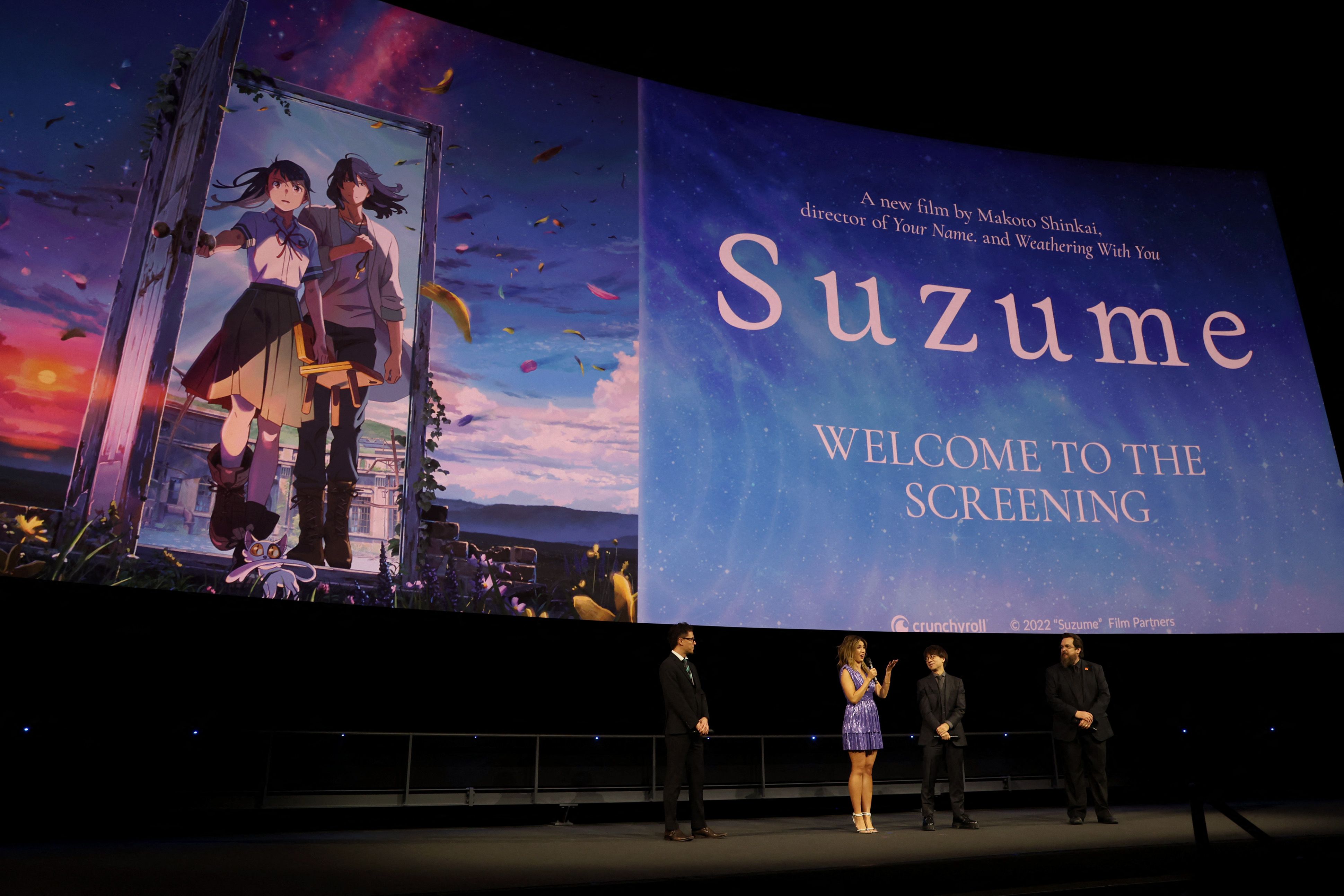 งานเปิดตัวอนิเมะ Suzume ในสหรัฐ โดยมี Makoto Shinkai (คนที่ 2 จากขวา) ผู้กำกับ มาร่วมงานด้วย (ภาพจาก: Phillip Faraone/Getty Images via AFP)