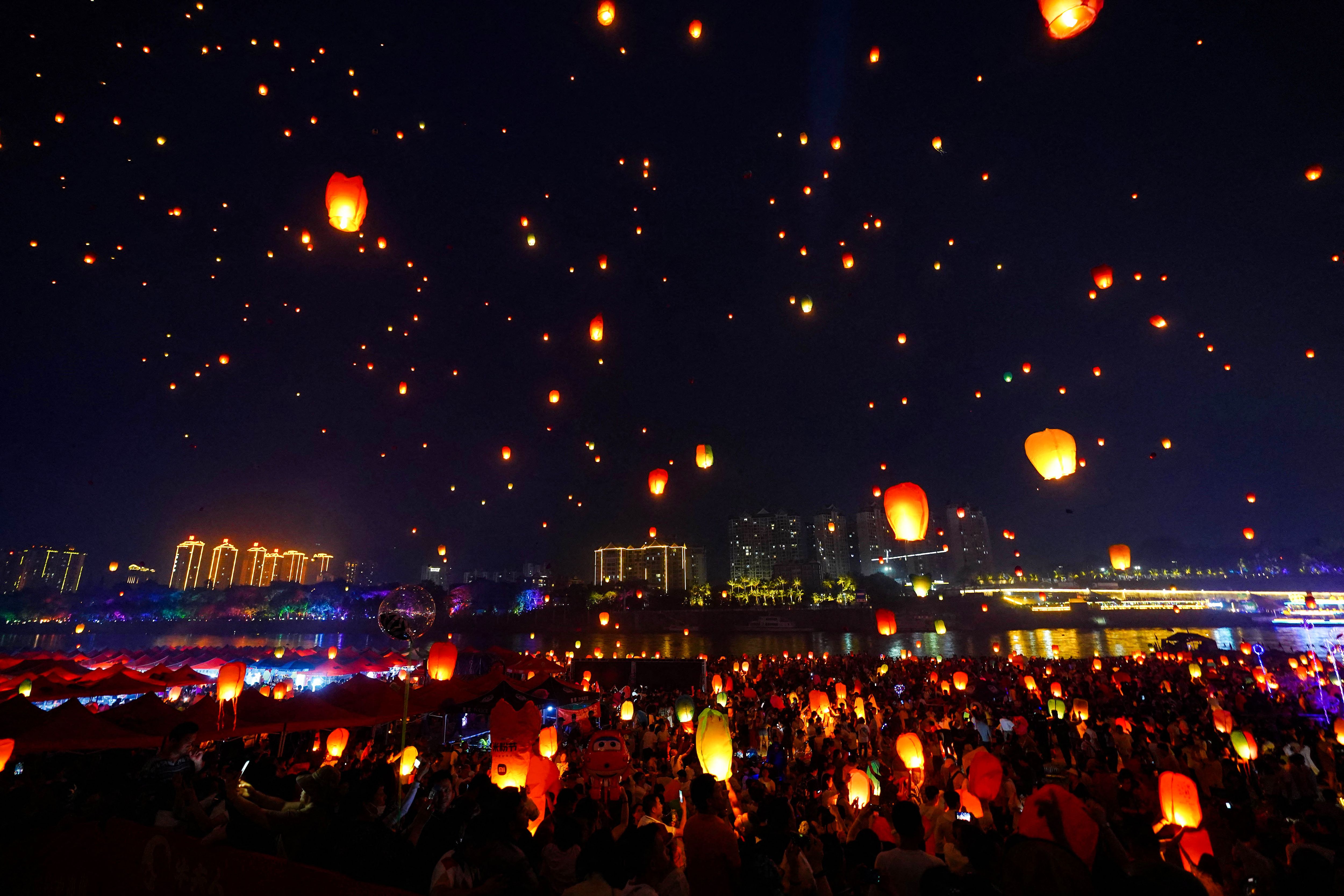 Sky lantern festival in Xishuangbanna, alluring the Northern Thai one (Photo : AFP)