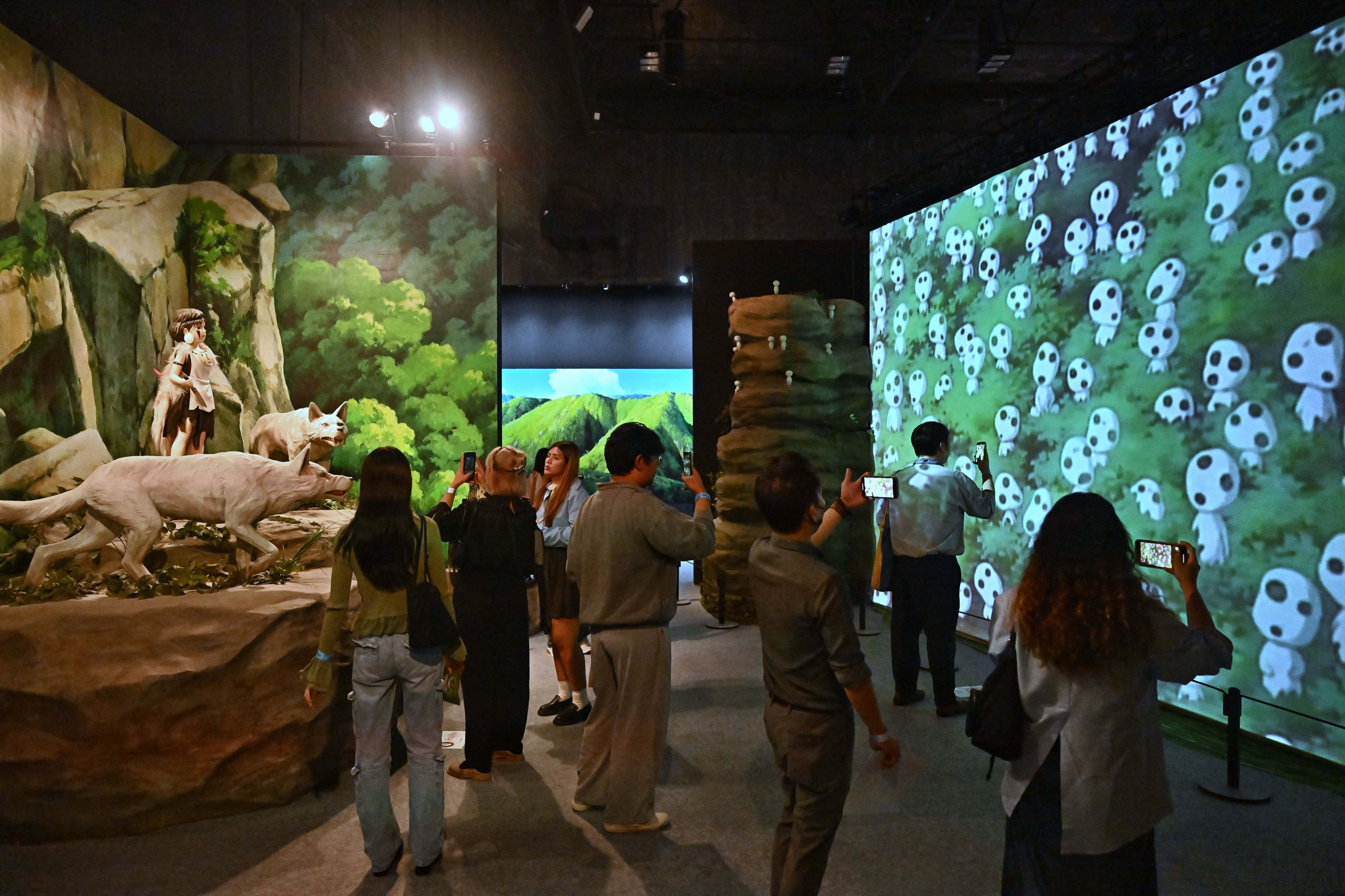 ฉากจำลองจากอนิเมะ Princess Mononoke ในนิทรรศการ The World of Studio Ghibli's Animation Exhibition Bangkok ที่กรุงเทพฯ เมื่อเดือน มิ.ย. 2023 (ภาพจาก: Lillian Suwanrumpha/AFP)