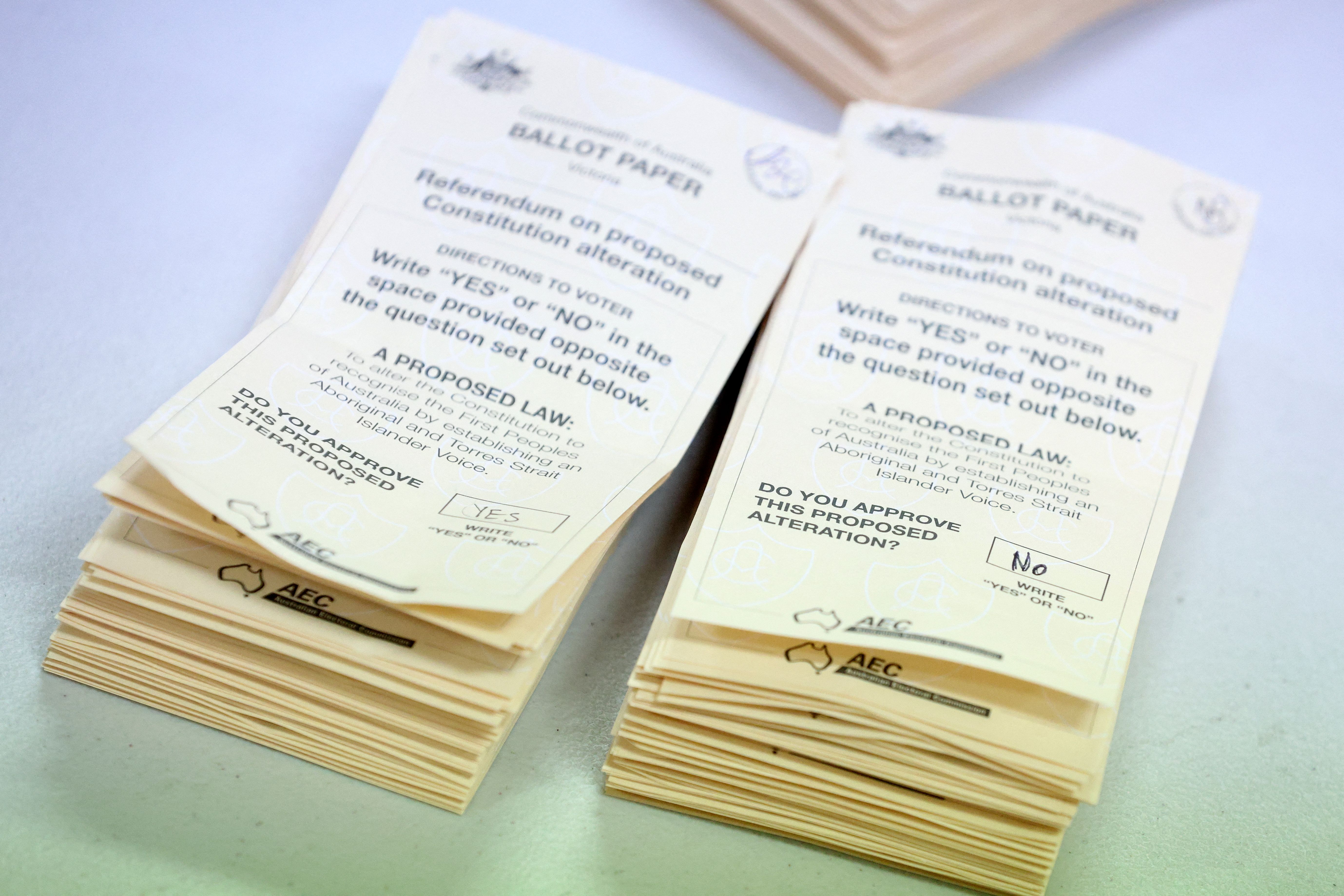 บัตรออกเสียงประชามติของออสเตรเลียเมื่อปี 2566 ซึ่งให้ผู้มีสิทธิฯ เขียนว่า ‘Yes (เห็นชอบ)’ หรือ ‘No (ไม่เห็นชอบ)’ (ภาพ: Martin Keep/AFP)