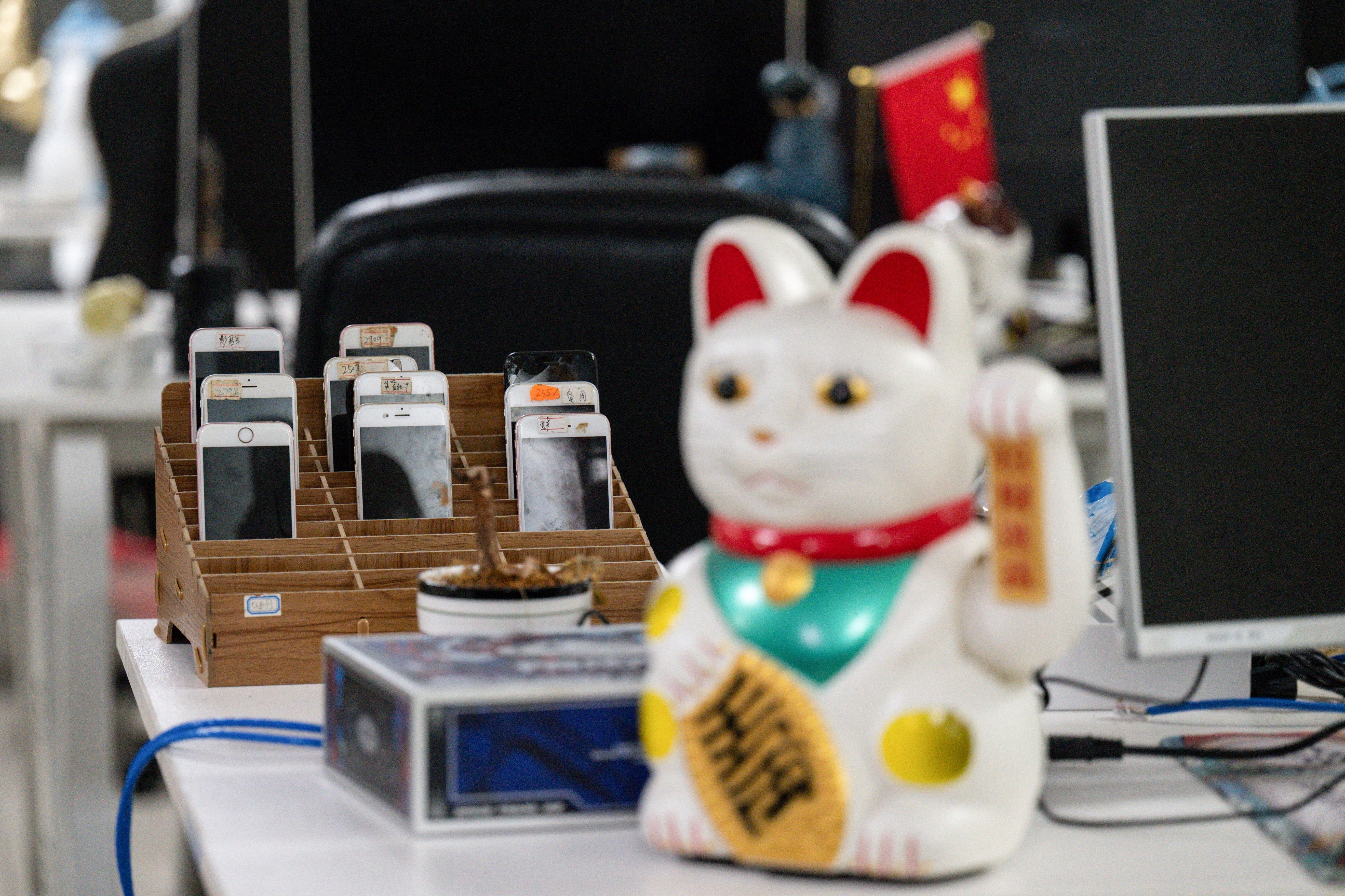 อุปกรณ์อิเล็กทรอนิกส์ที่ถูกยึดระหว่างการทลายฐานสแกมเมอร์แห่งหนึ่งในกรุงมะนิลา เมื่อเดือนกรกฎาคม 2567 (ภาพจาก: Jan Sta Rosa/AFP)