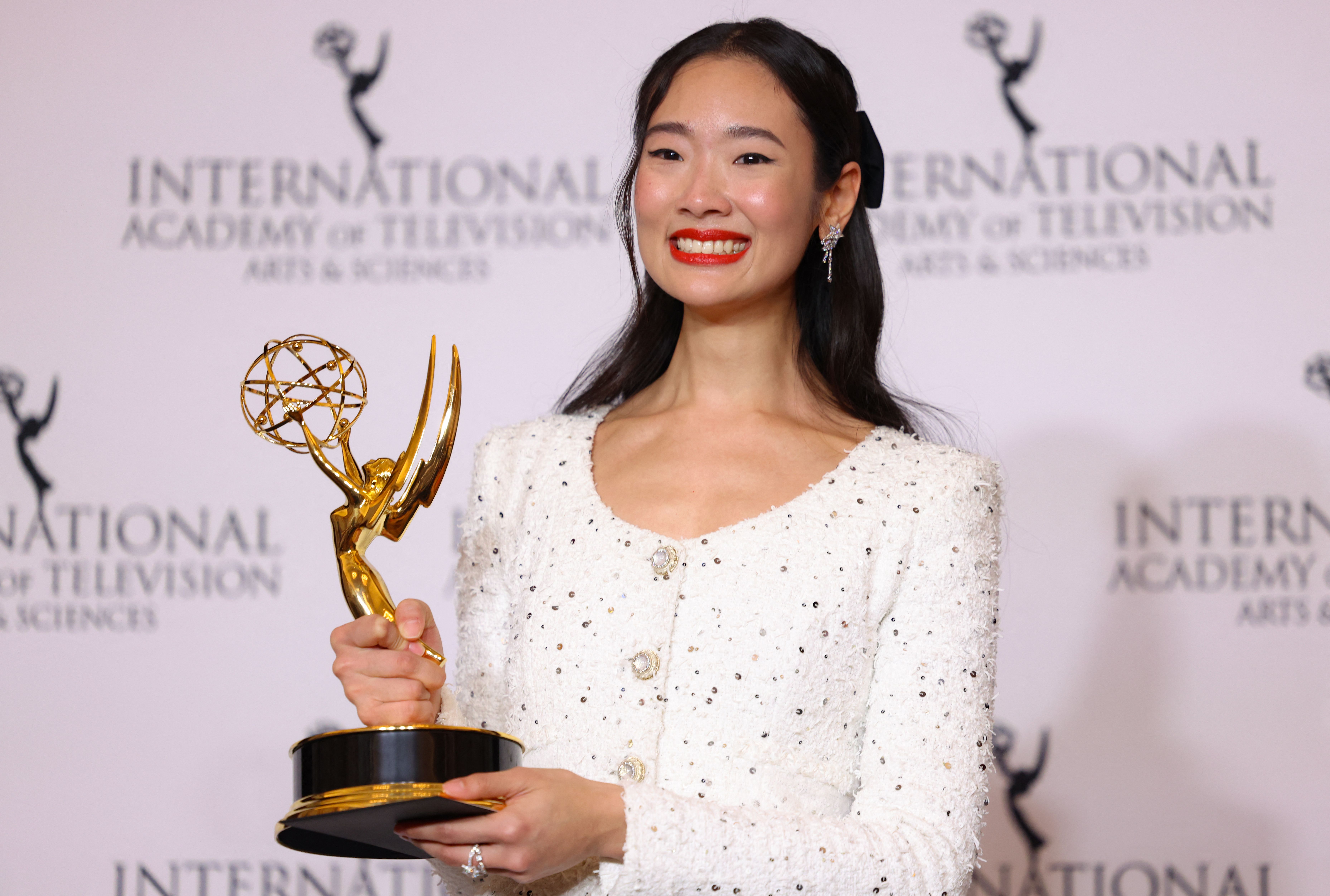 ชุติมณฑน์ กับรางวัล Emmy เมื่อปี 2024 (ภาพจาก: Charly Triballeau/AFP)