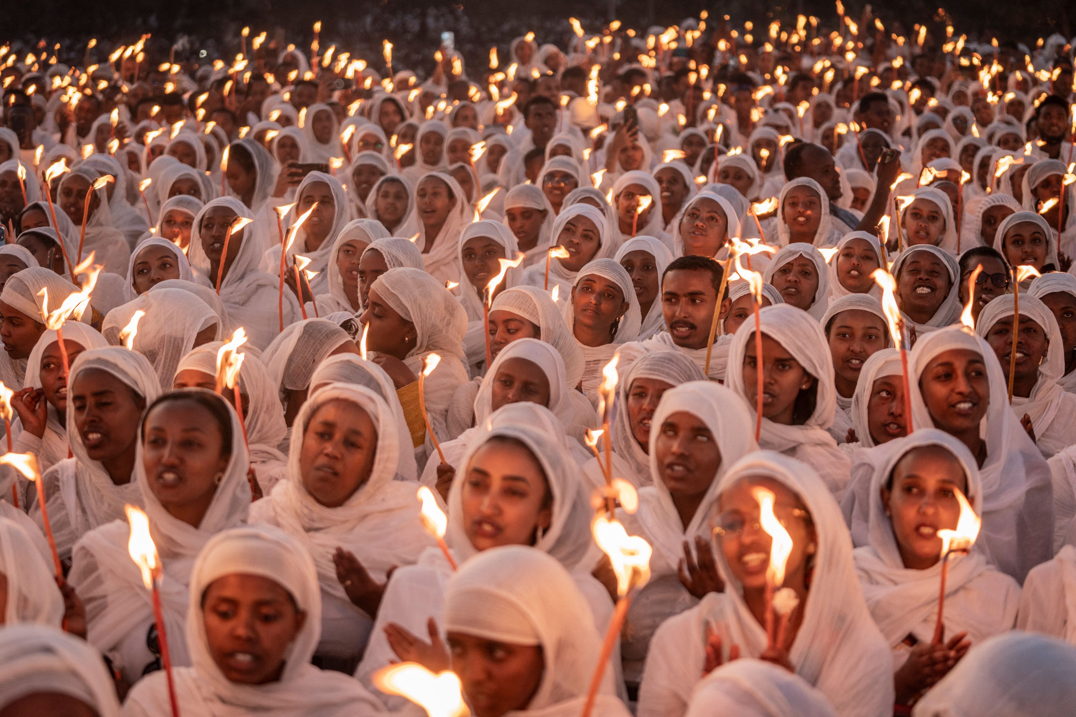 ผู้นับถือคริสต์นิกายออร์ทอดอกซ์ในเอธิโอเปีย กำลังร้องบทสวดในวันคริสต์มาสประจำปี 2025 (ภาพ: Amanuel Sileshi/AFP)