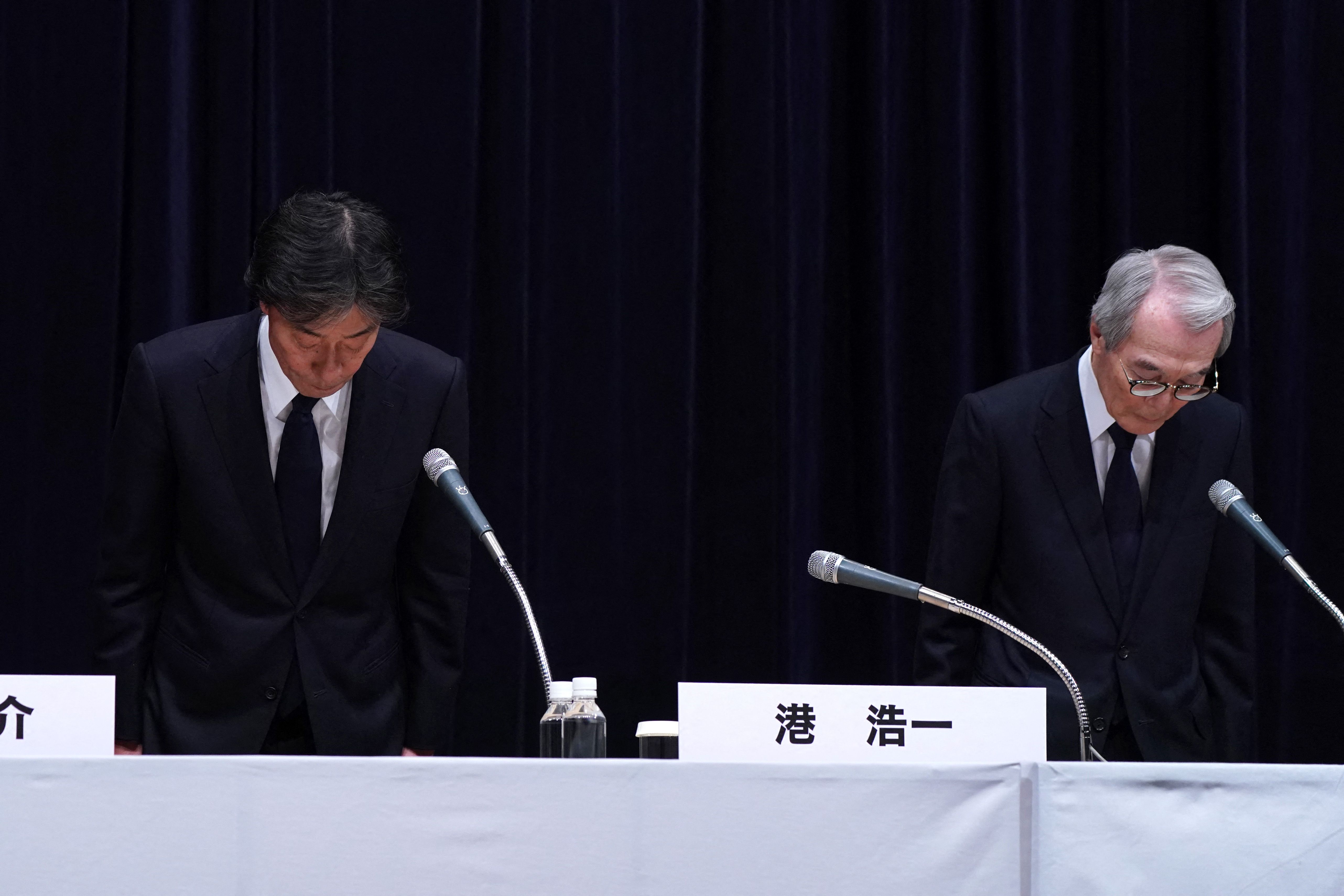 Koichi Minato (ซ้าย) และ Shuji Kano ผู้บริหารระดับสูงของ Fuji TV ลาออกจากตำแหน่งหลังมีการเปิดโปงข่าวฉาว เมื่อปลายเดือน ม.ค. 68 (ภาพจาก: Kazuhiro Nogi/AFP)