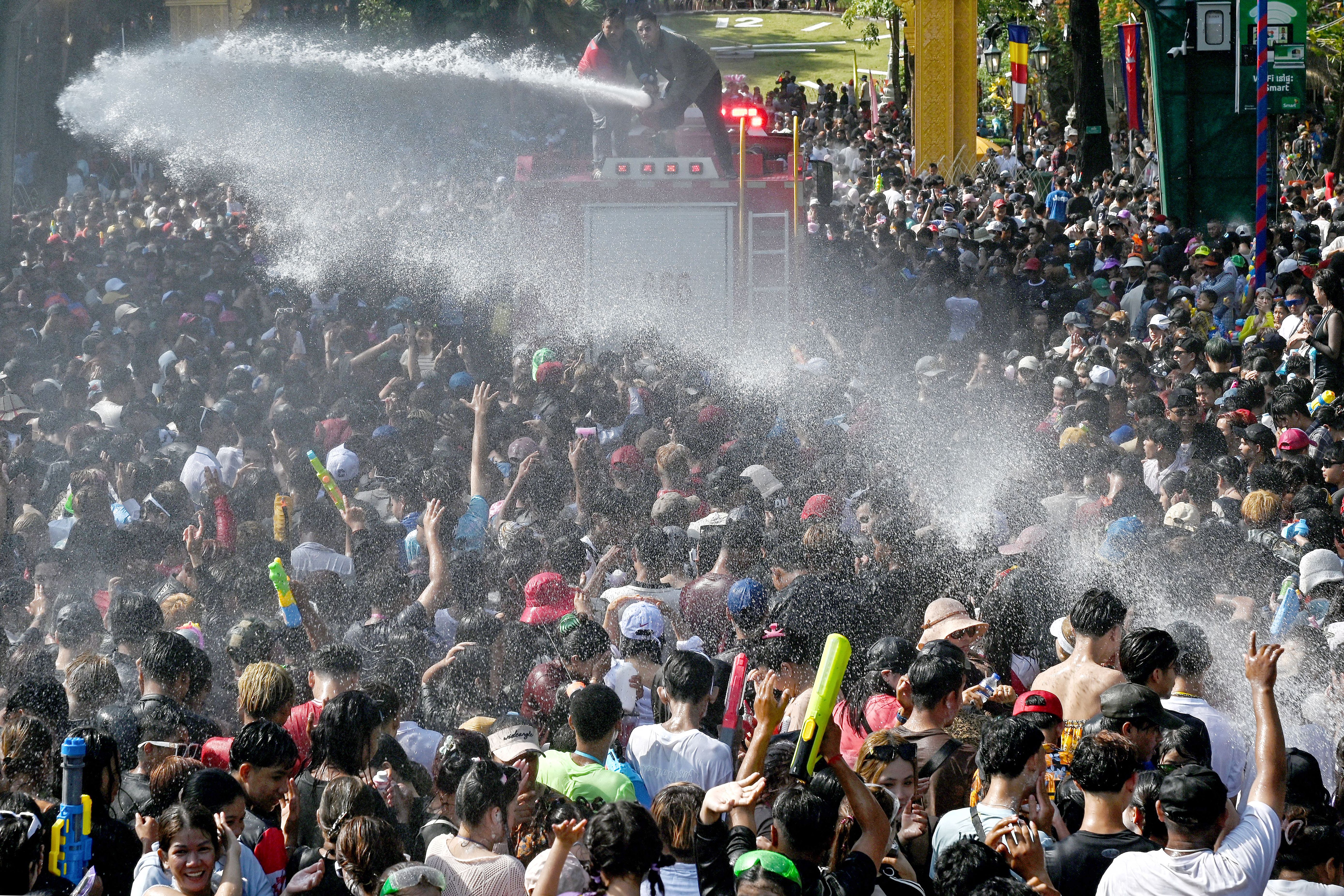 บรรยากาศของโจล ชนัม ทเม็ย หรือสงกรานต์ของกัมพูชา ในกรุงพนมเปญ เมื่อปี 2568 (ภาพ: Tang Chhin Sothy/AFP)