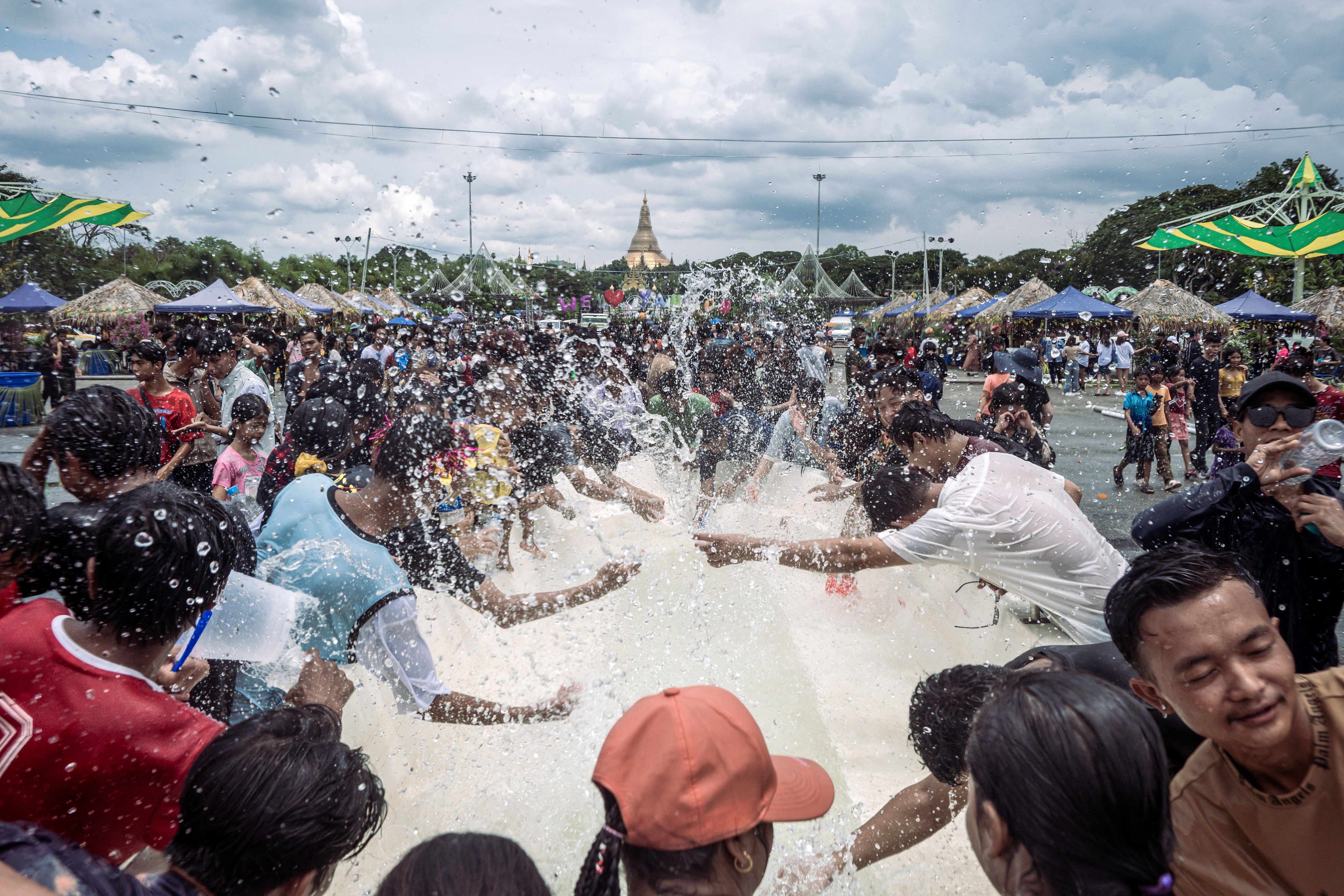 บรรยากาศตะจาน หรือสงกรานต์ของเมียนมา ในนครย่างกุ้ง เมื่อปี 2568 (ภาพ: Sai Aung Main/AFP)