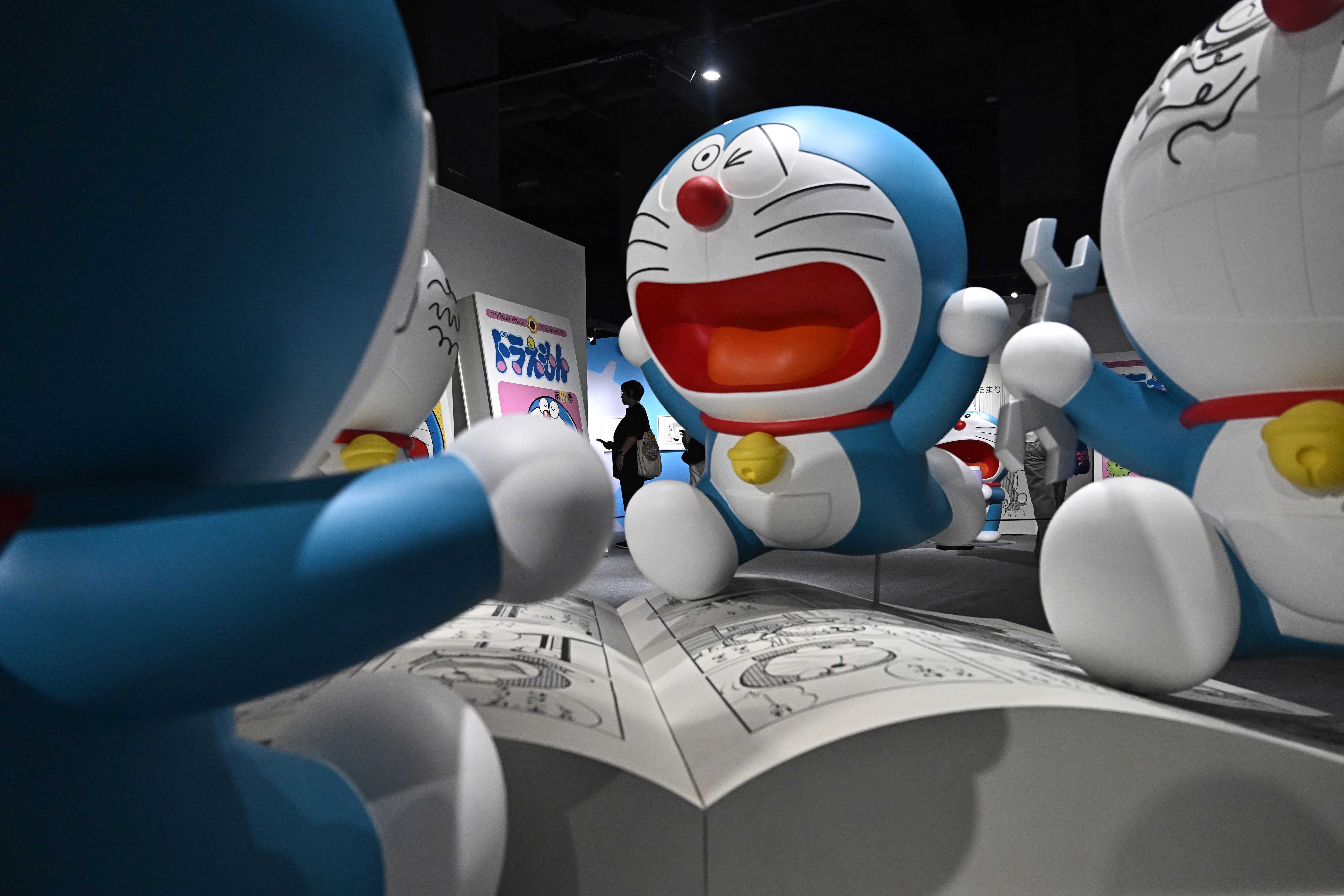 หุ่นตัวละครจาก Doraemon ในนิทรรศการ100% Doraemon and Friends Tour ที่กรุงเทพฯ เมื่อวันที่ 30 เม.ย. 2025 (ภาพจาก: Lillian Suwanrumpha/AFP)