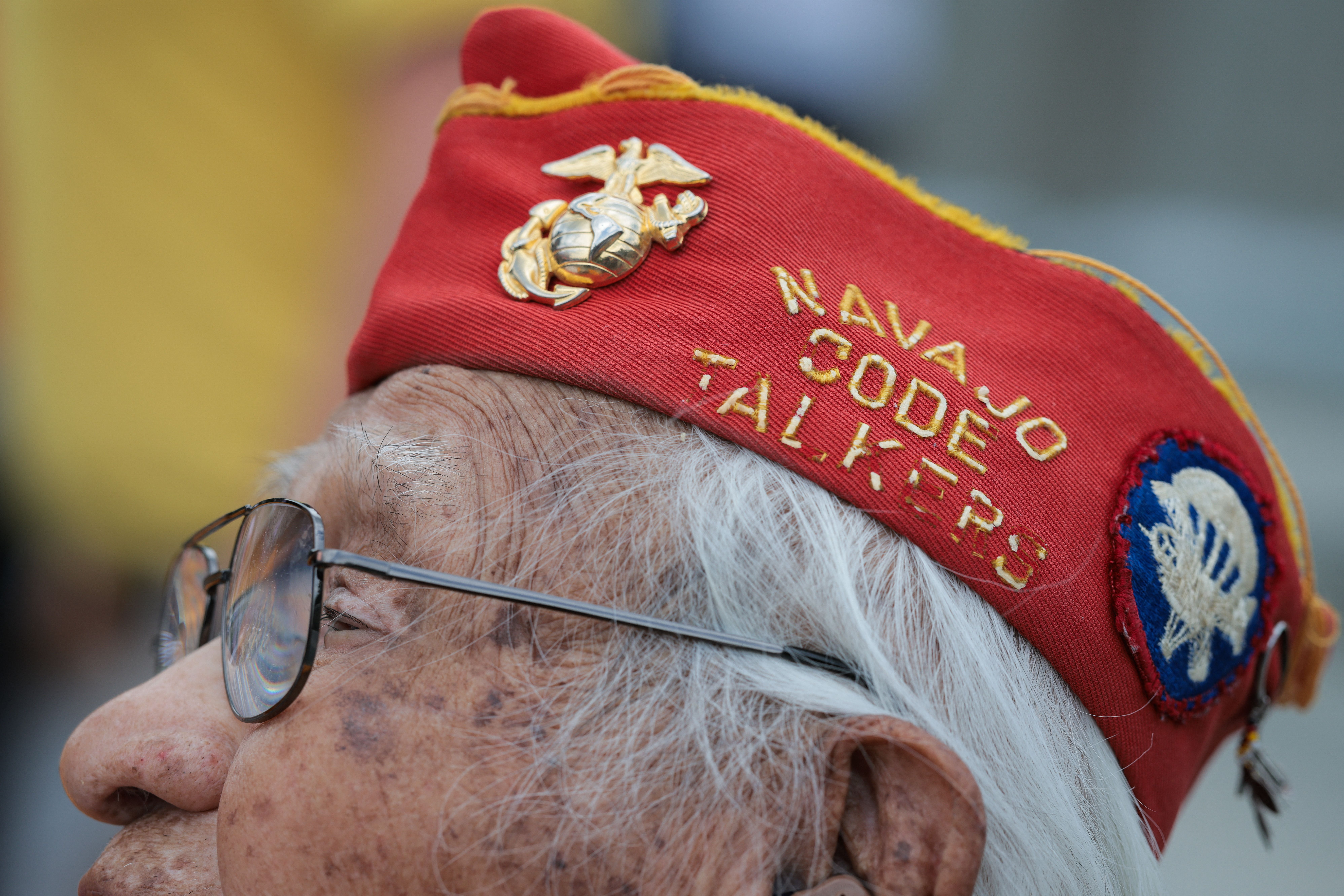 หมวก ‘Navajo Code Talkers’ ที่โทมัส บีเกย์ สมาชิกคนหนึ่งของกลุ่มสวมใส่ขณะร่วมพิธีรำลึกสงครามฯ เมื่อวันที่ 8 พ.ค. 2025 ที่กรุงวอชิงตัน ดีซี (ภาพจาก: Kayla Bartkowski/Getty Images via AFP)