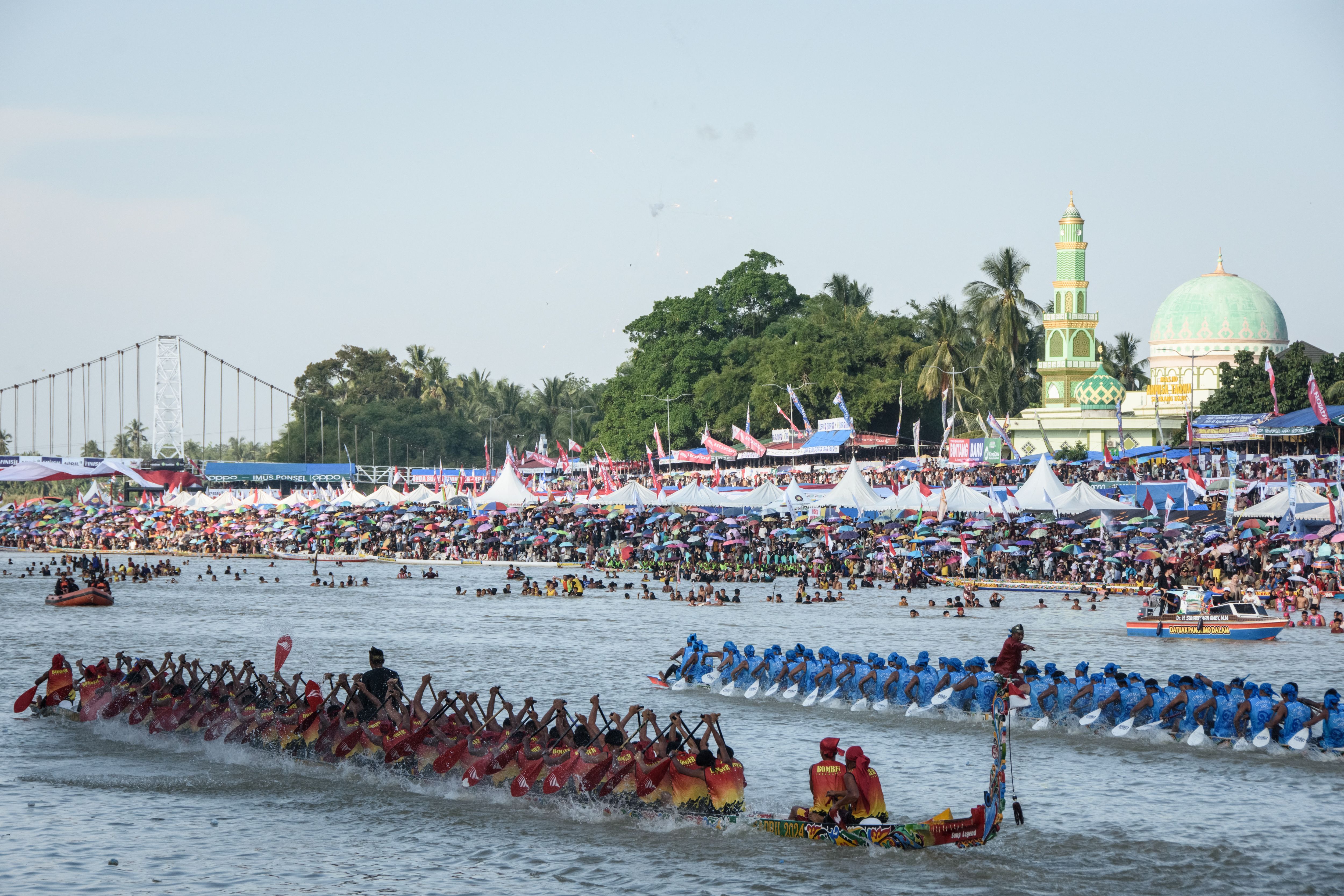 บรรยากาศการแข่งเรือยาว Pacu Jalur ประจำปี 2025 (ภาพจาก: Wahyudi/AFP)