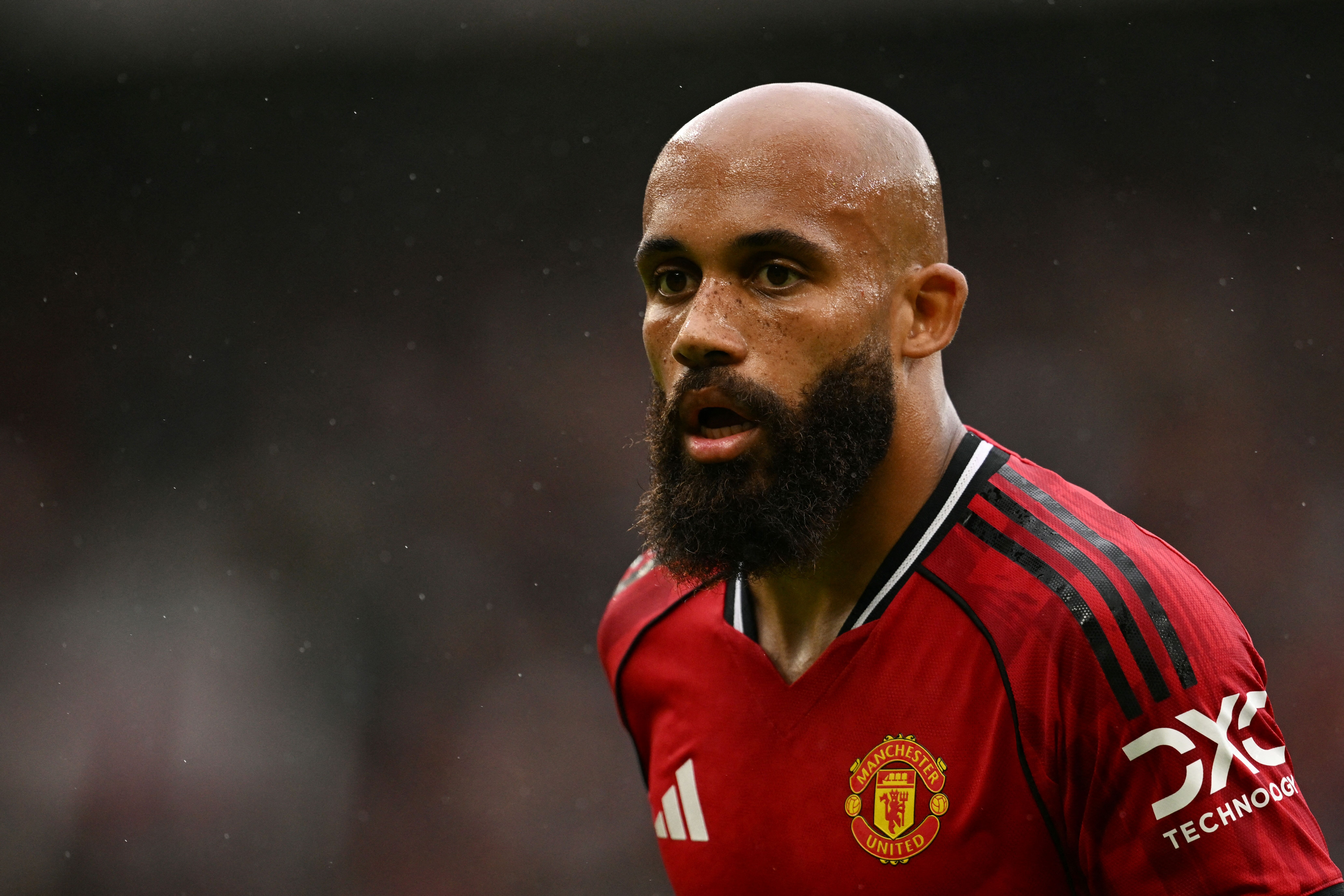 ไบรอัน เอ็มเบอโม่ เพิ่งได้รับรางวัลนักเตะยอดเยี่ยมประจำเดือนตุลาคม