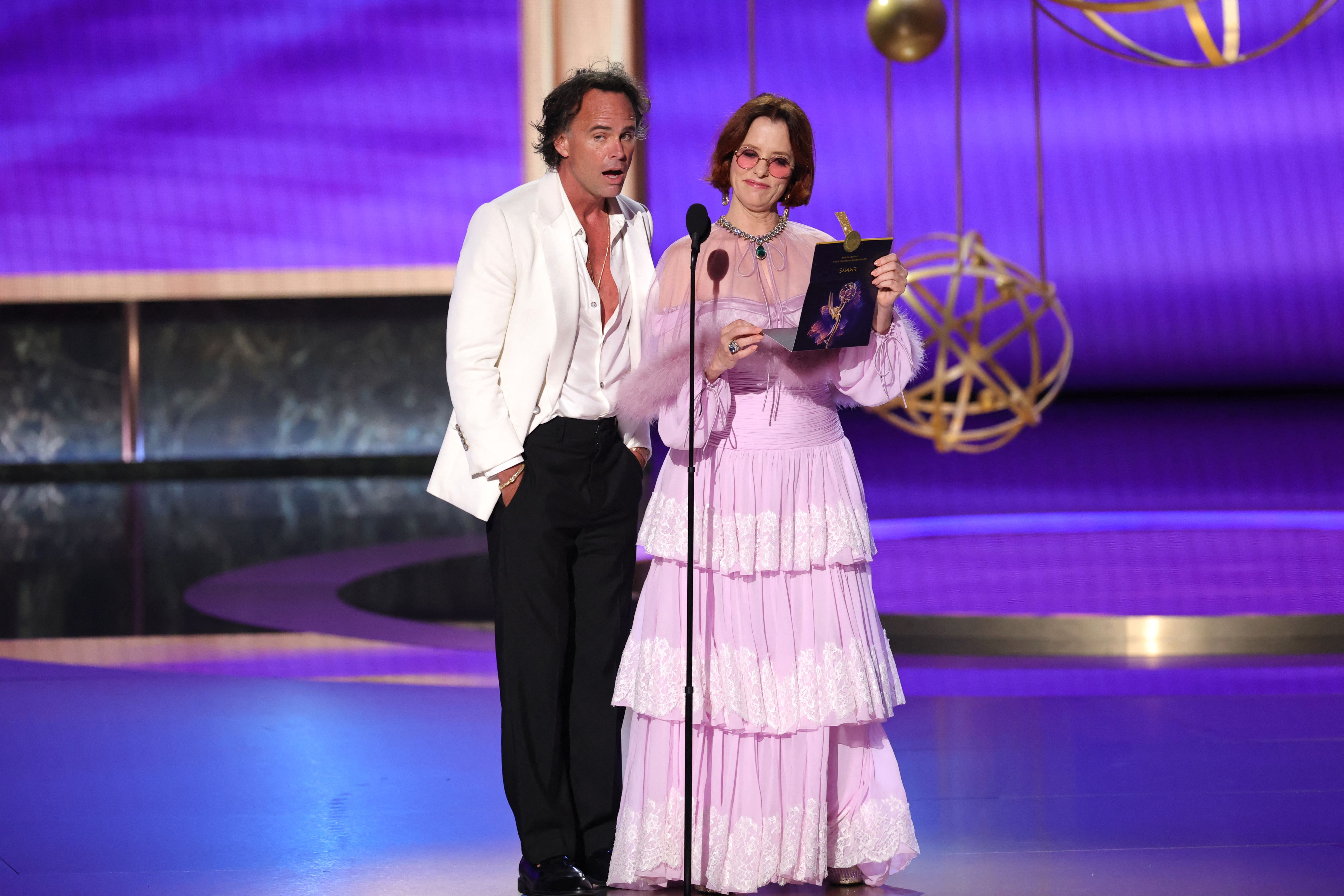 ก๊อกกินส์ (ซ้าย) และโพซีย์ บนเวที Emmys 2025 (ภาพจาก: Kevin Winter/Getty Images/AFP