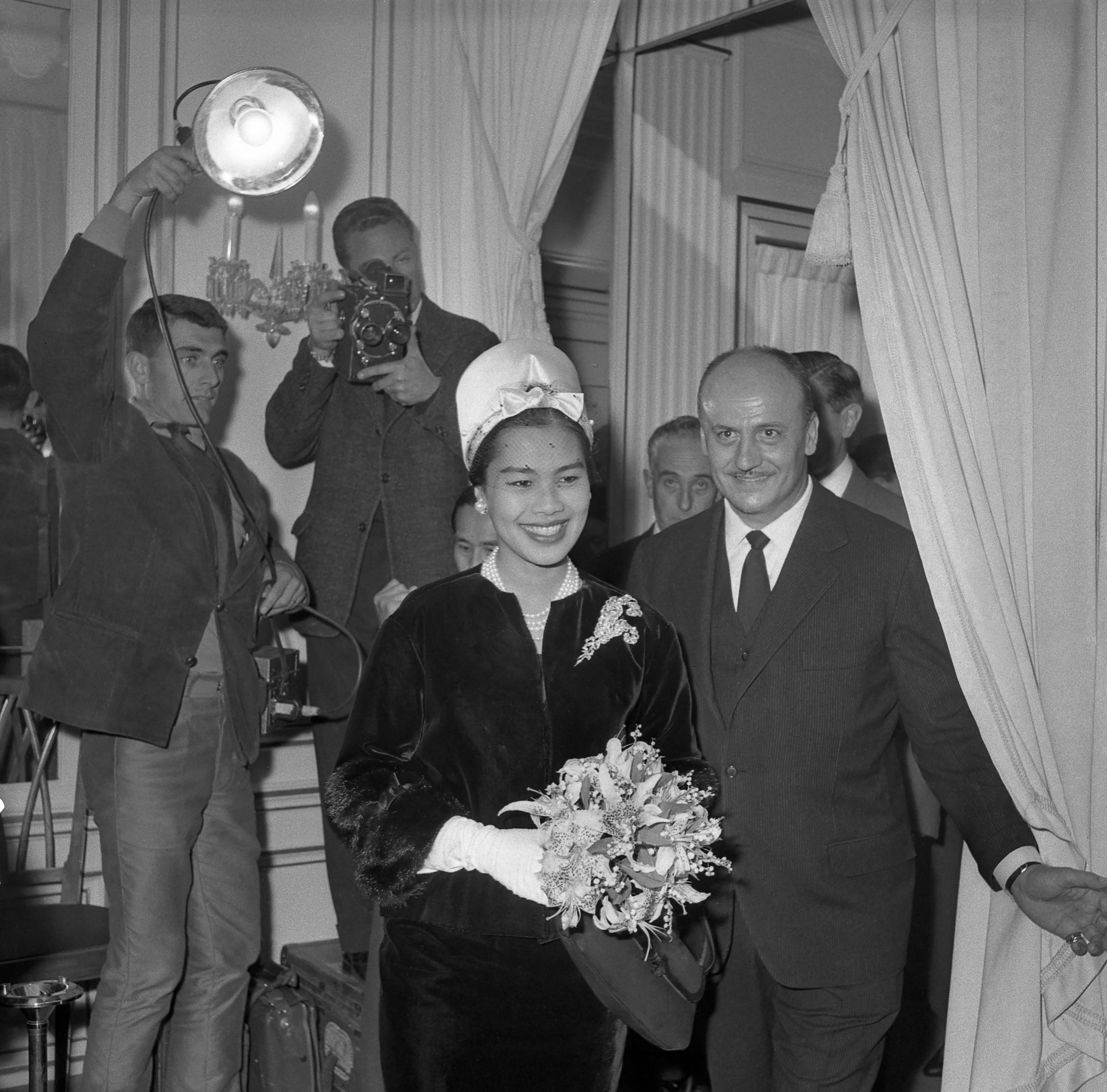 สมเด็จพระนางเจ้าสิริกิติ์ พระบรมราชินีนาถ พระบรมราชชนนีพันปีหลวง และปีแอร์ บัลแม็ง ณ งานแสดงแฟชั่นโอต์กูตูร์ เมื่อวันที่ ๑๒ ตุลาคม พ.ศ. ๒๕๐๓ ณ กรุงปารีส ประเทศฝรั่งเศส (เครดิต: AFP)