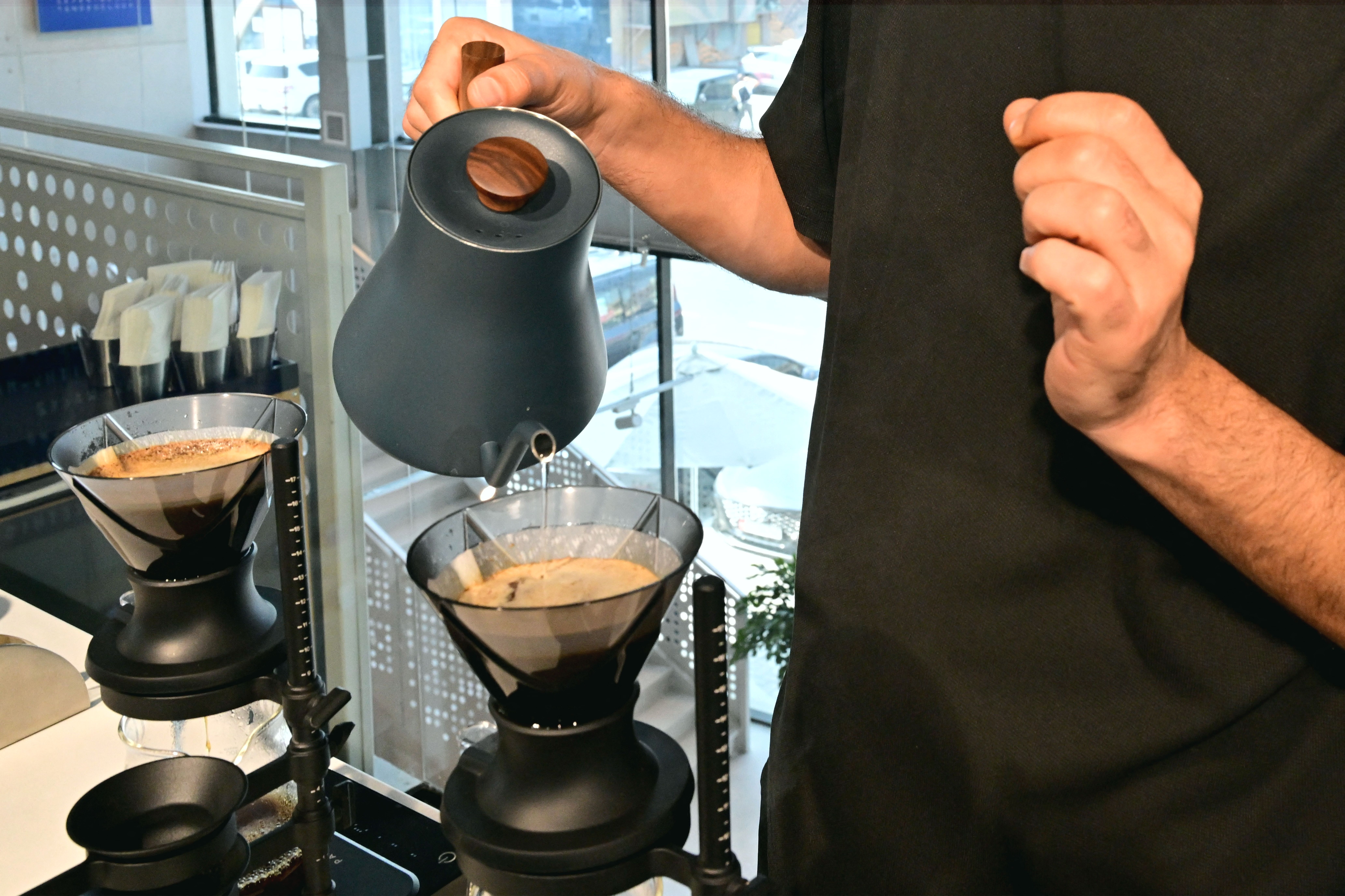 Sagsoz กำลังสาธิตวิธีการเตรียมกาแฟ Nido 7 Geisha (ภาพจาก: Giuseppe Cacace/AFP)