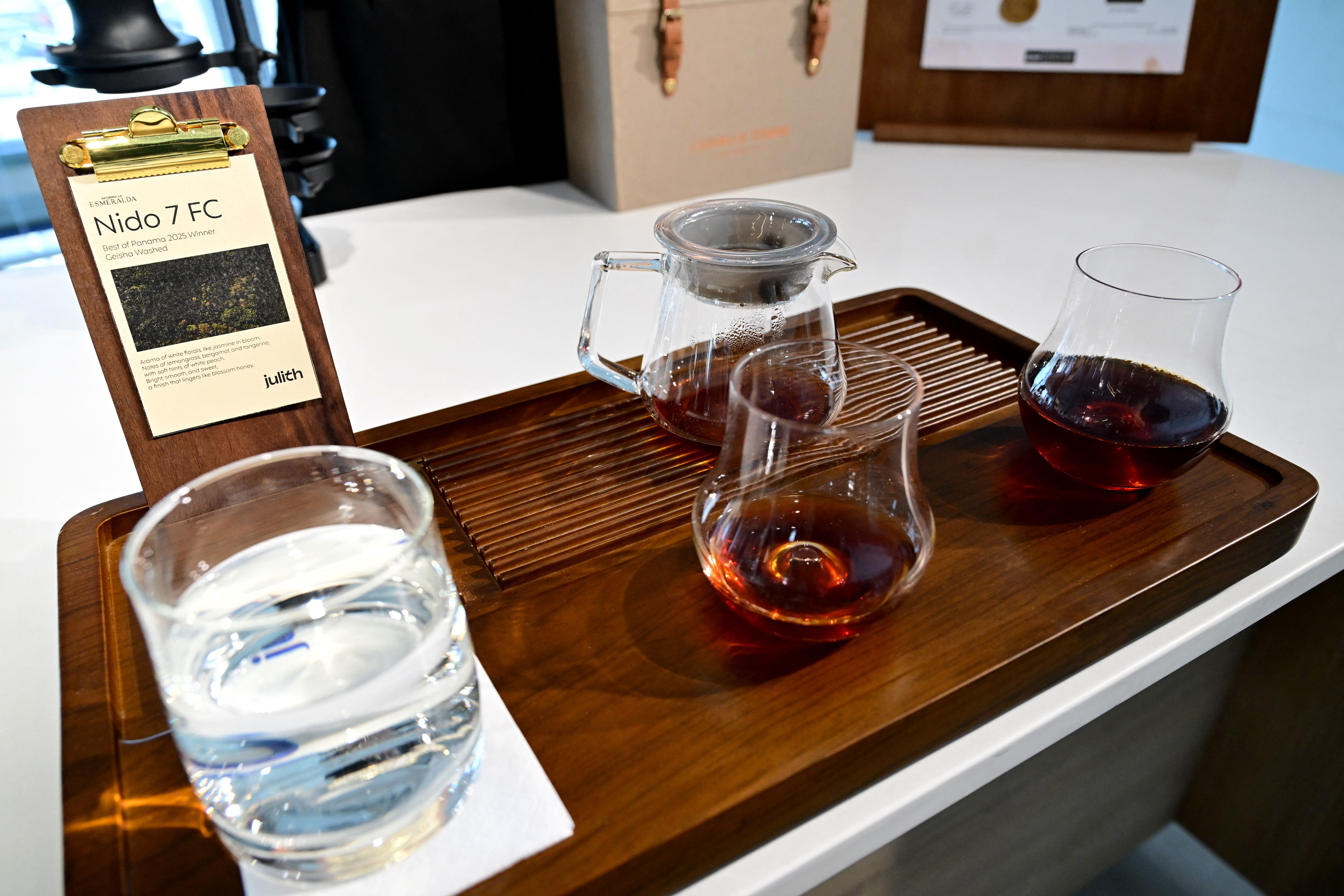 ตัวอย่างชุดกาแฟที่แพงที่สุดในโลก (ภาพจาก: Giuseppe Cacace/AFP)