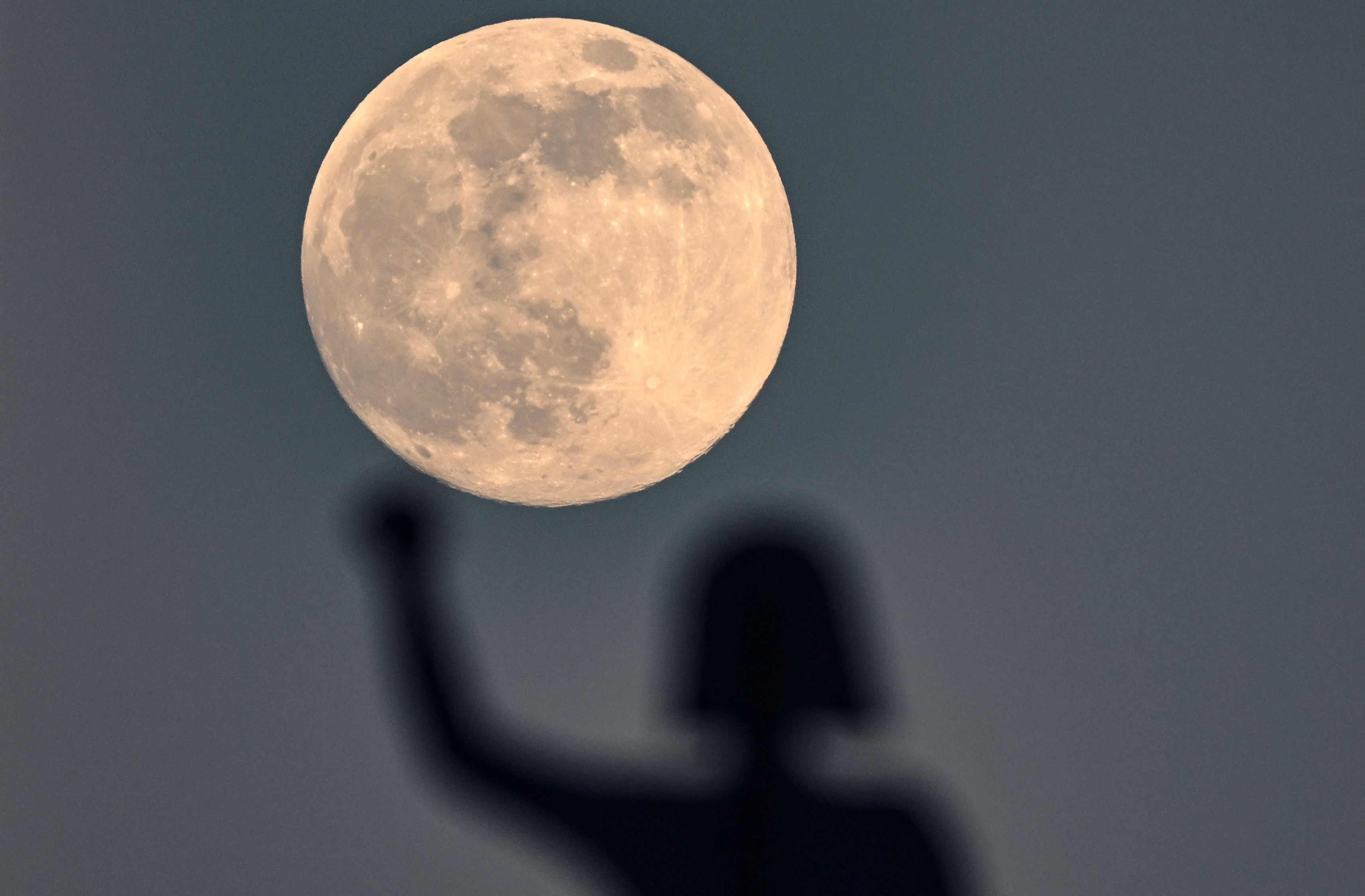 ซูเปอร์มูนเหนือกรุงเม็กซิโกซิตี้ เม็กซิโก (ภาพจาก: Yuri Cortez/AFP)