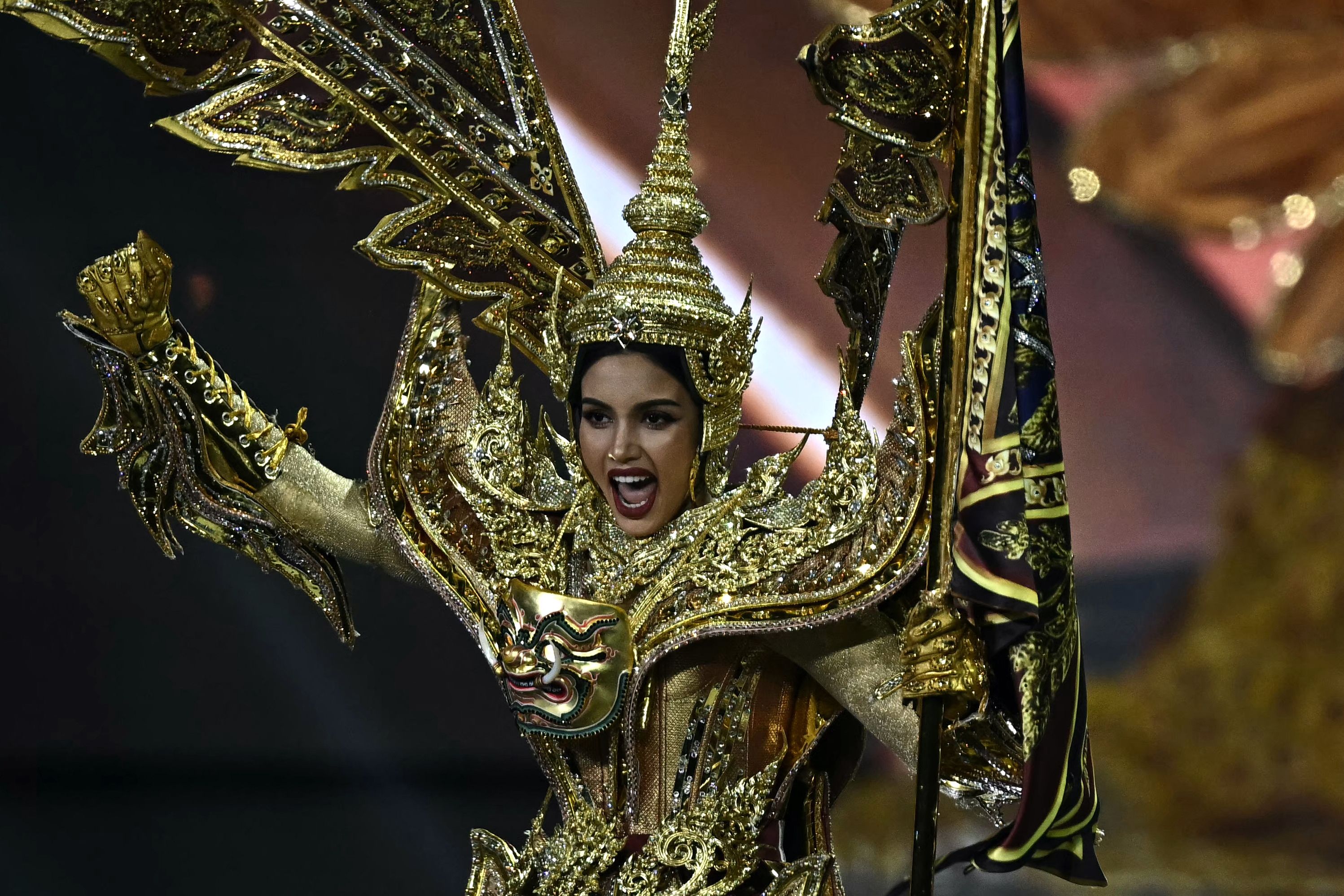 วีนา ปวีนา ซิงห์ ตัวแทนประเทศไทย รองชนะเลิศอันดับ 1 จากเวที Miss Universe 2025 (ภาพจาก: Lillian Suwanrumpha/AFP) 