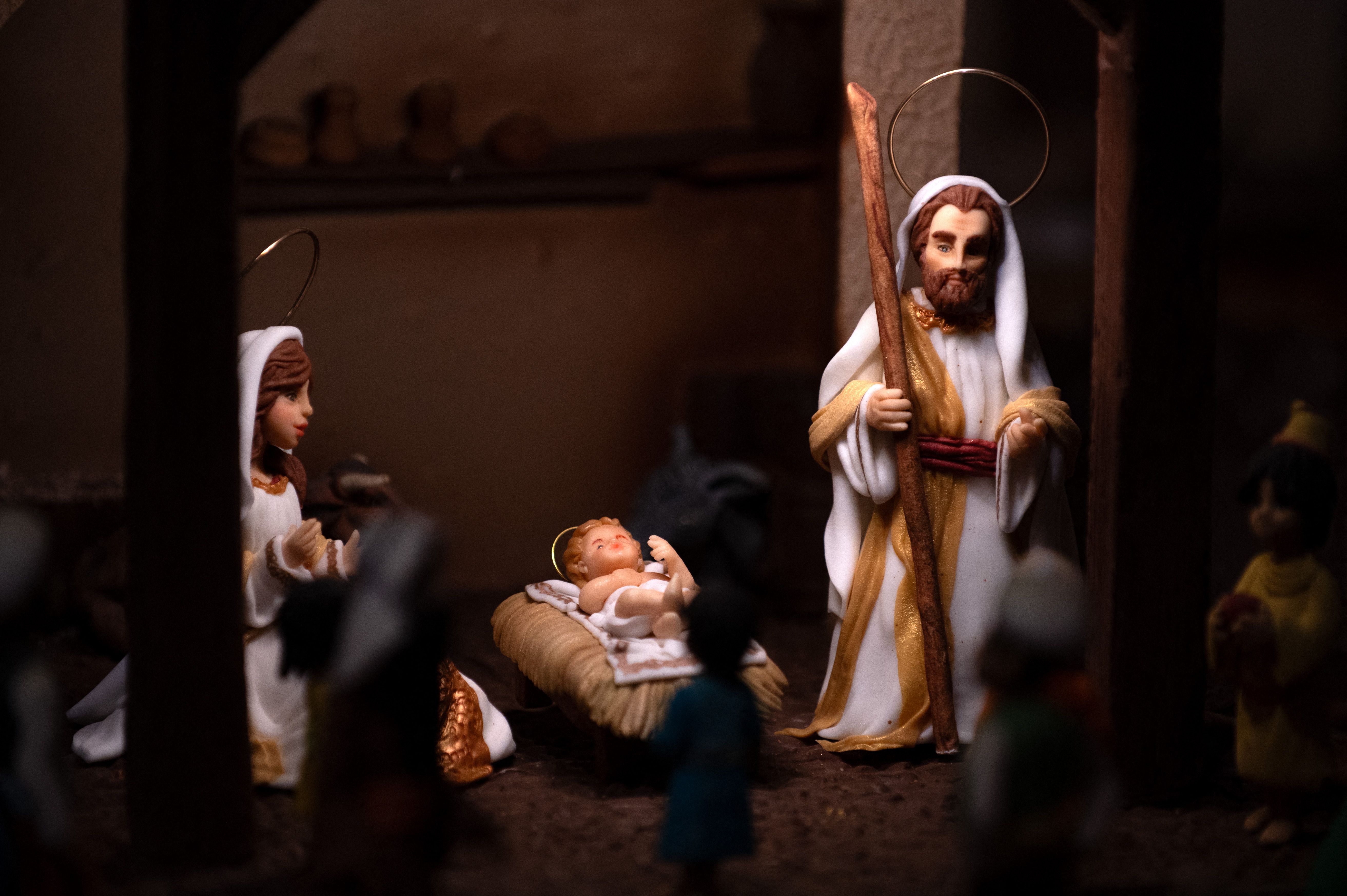 ฉากจำลองการประสูติของพระเยซูคริสต์ในเวอร์ชันช็อกโกแลต ที่สเปน เมื่อวันที่ 12 ธ.ค. 2025 (ภาพ: Jorge Guerrero/AFP)
