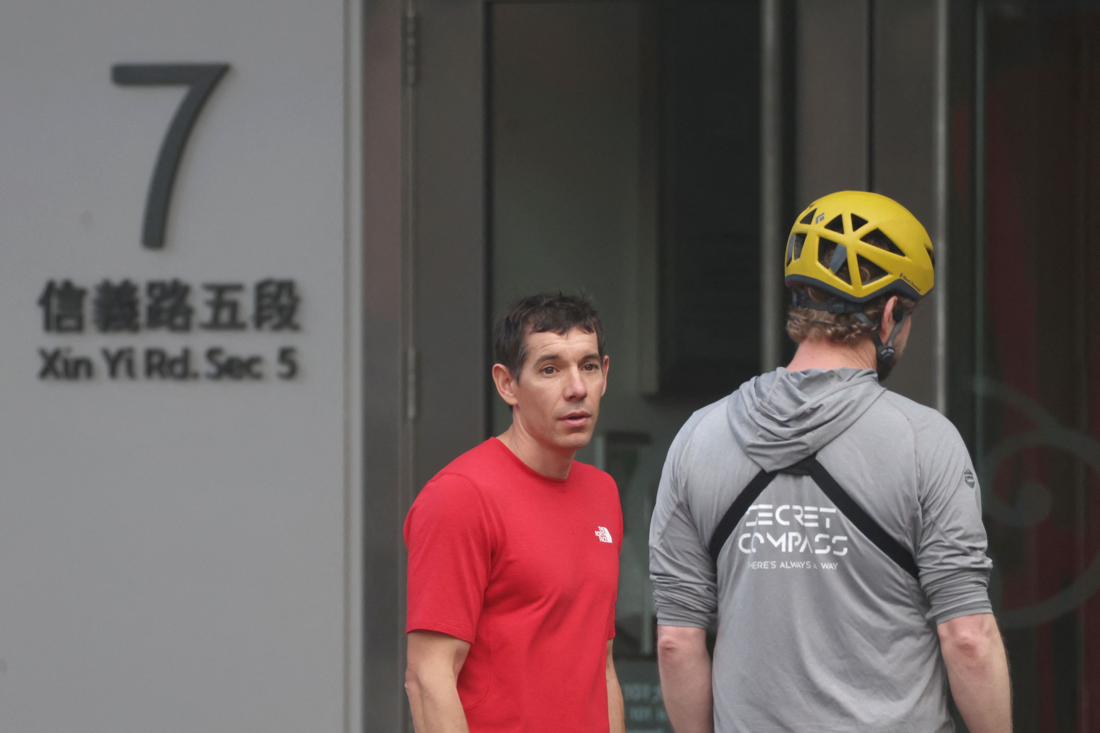 Alex Honnold ก่อนปีนขึ้นตึก Taipei 101 (ภาพ: I-Hwa Cheng/AFP)