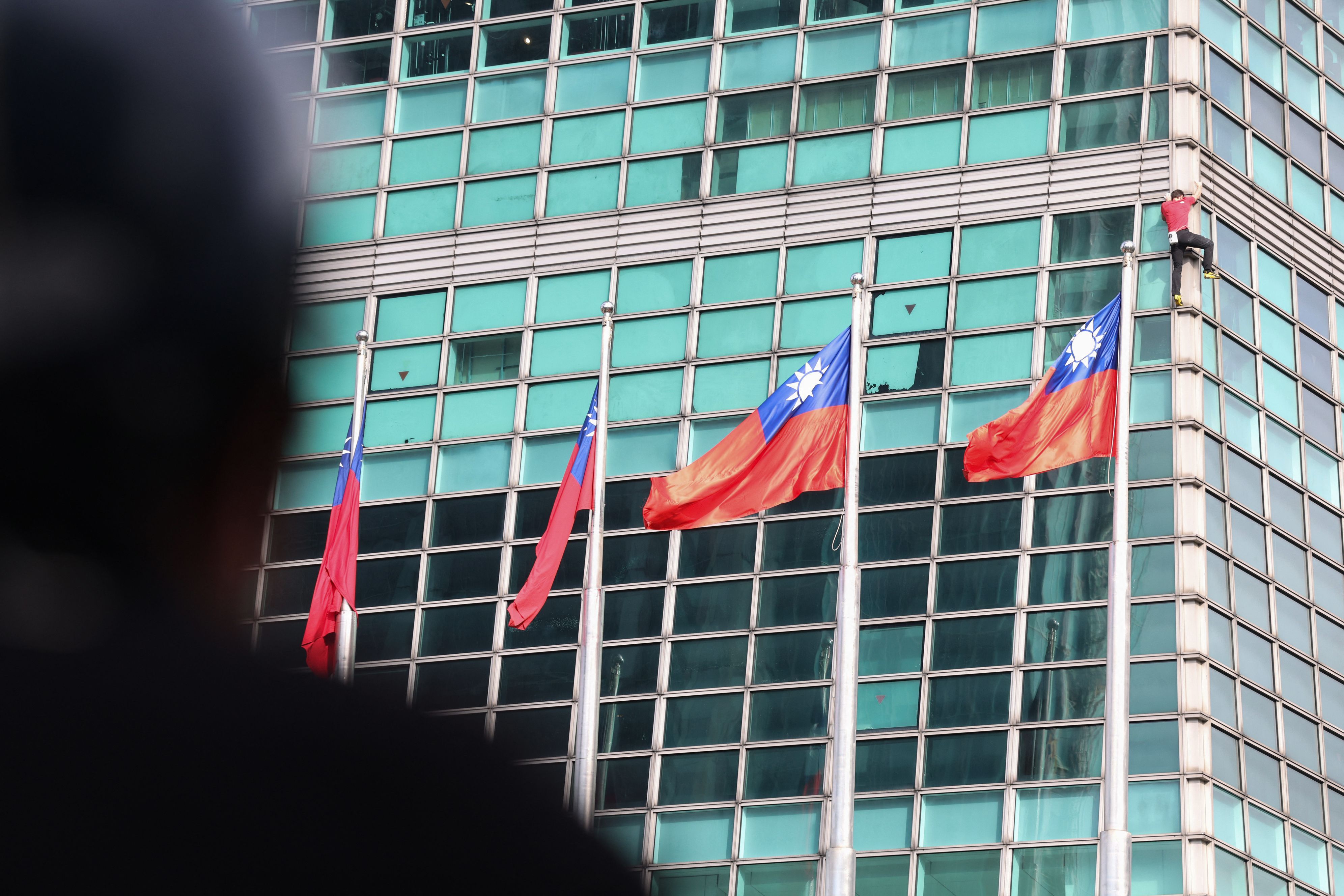 Alex Honnold ขณะปีนตึก Taipei 101 (ภาพ: I-Hwa Cheng/AFP)