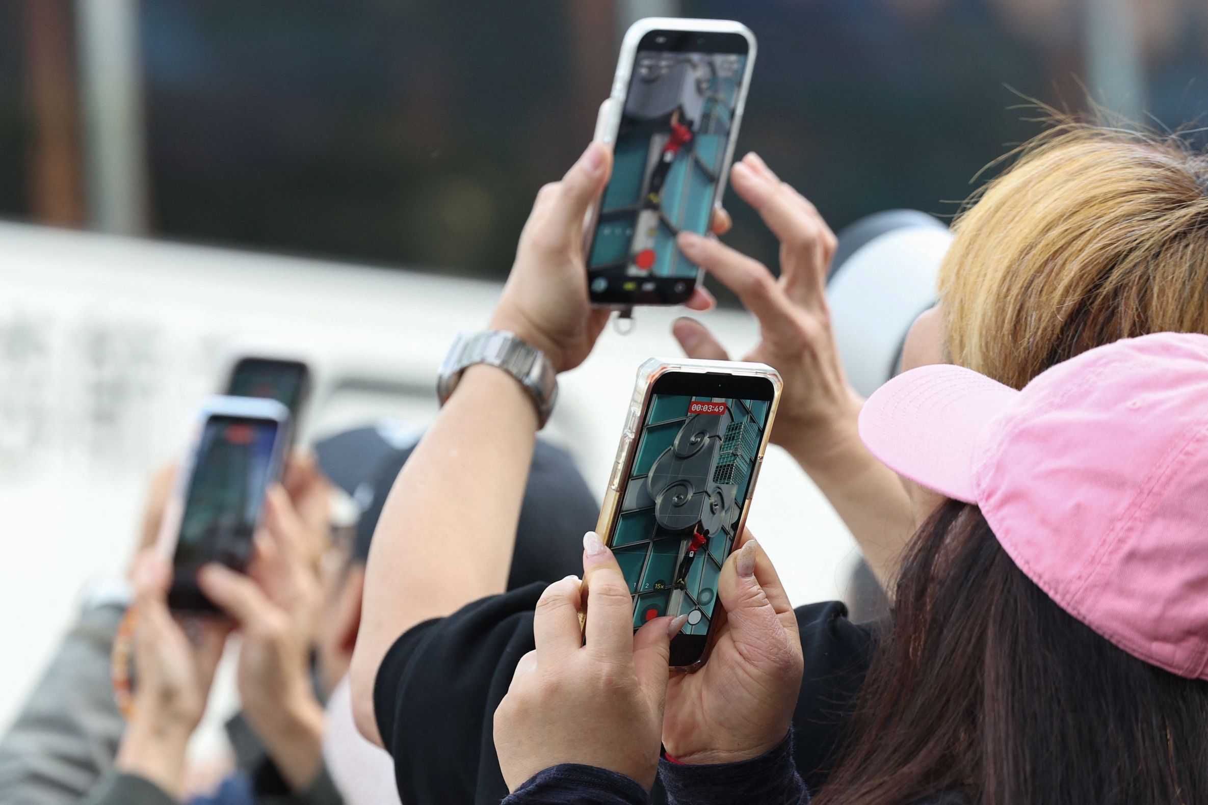 ฝูงชนกำลังถ่ายคลิป Alex Honnold ปีนตึก Taipei 101 (ภาพ: I-Hwa Cheng/AFP)