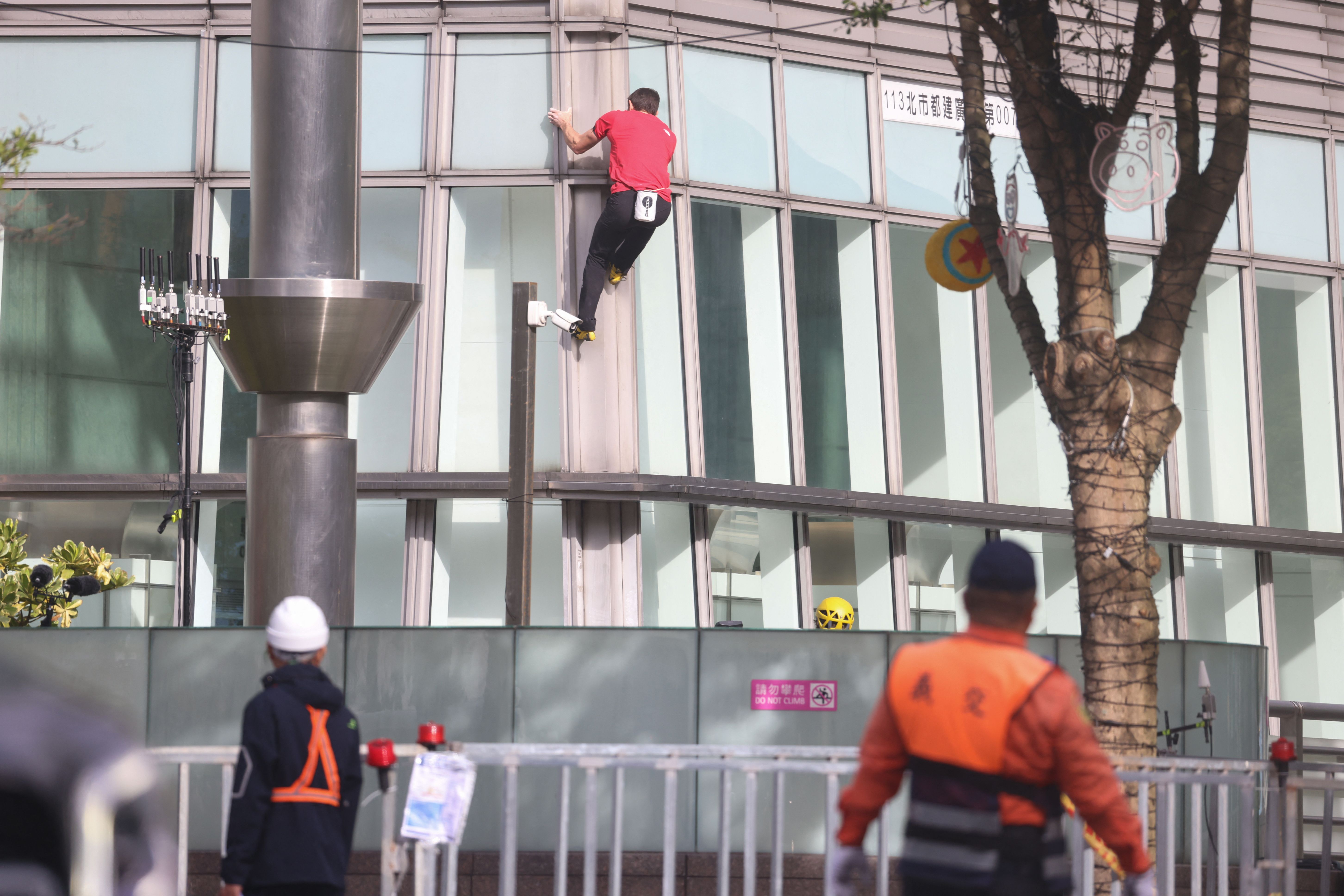 Alex Honnold เริ่มขึ้นปีนตึก Taipei 101 (ภาพ: I-Hwa Cheng/AFP)