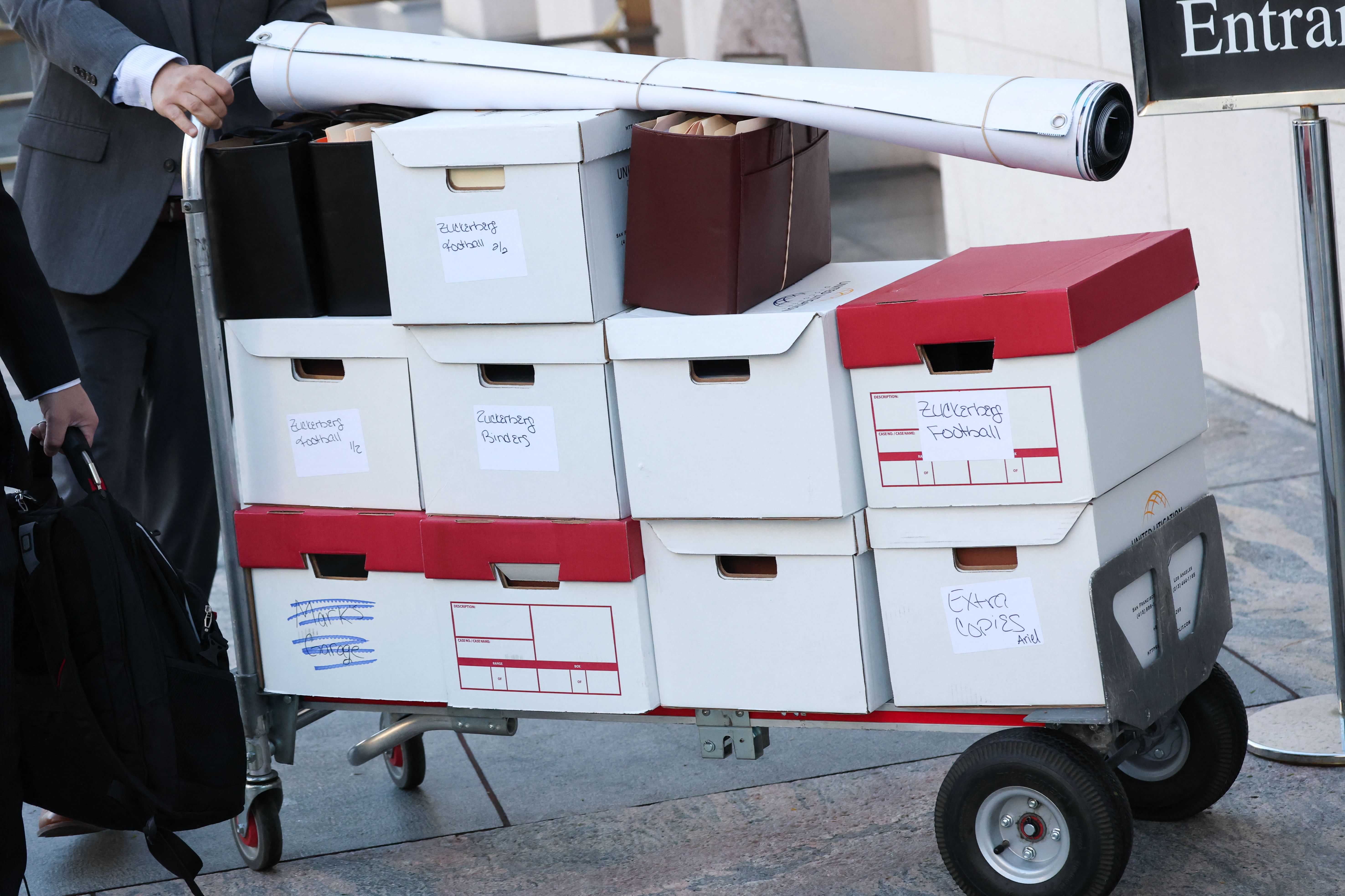 แฟ้มคดีก่อนการไต่สวน (ภาพ: Patrick T. Fallon/AFP)