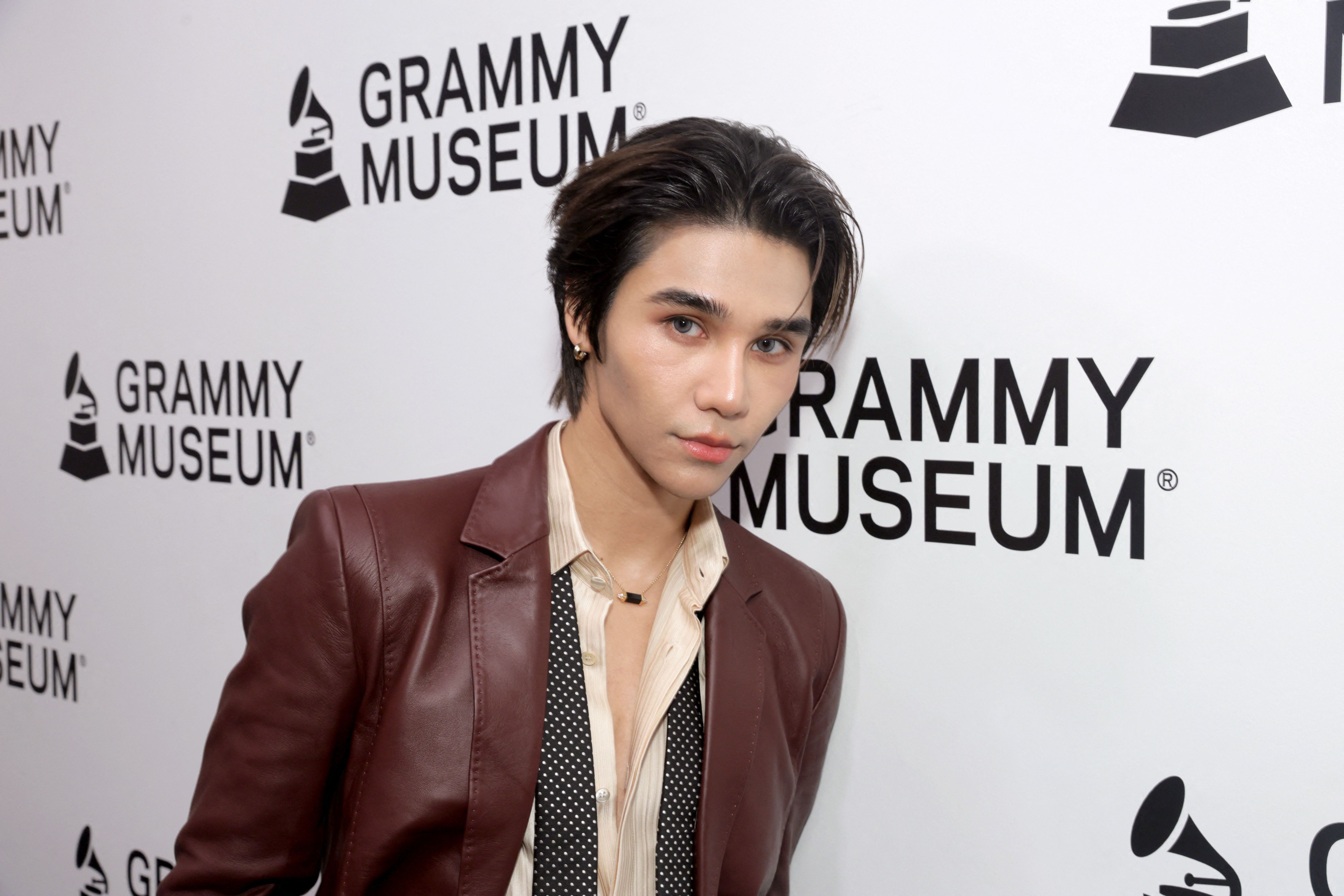 เจฟ ซาเตอร์ และเอมิลี เหมย พิธีกรของงาน Global Spin Live เมื่อวันที่ 3 มี.ค. 69 (ภาพ: Rebecca Sapp/Getty Images via AFP)