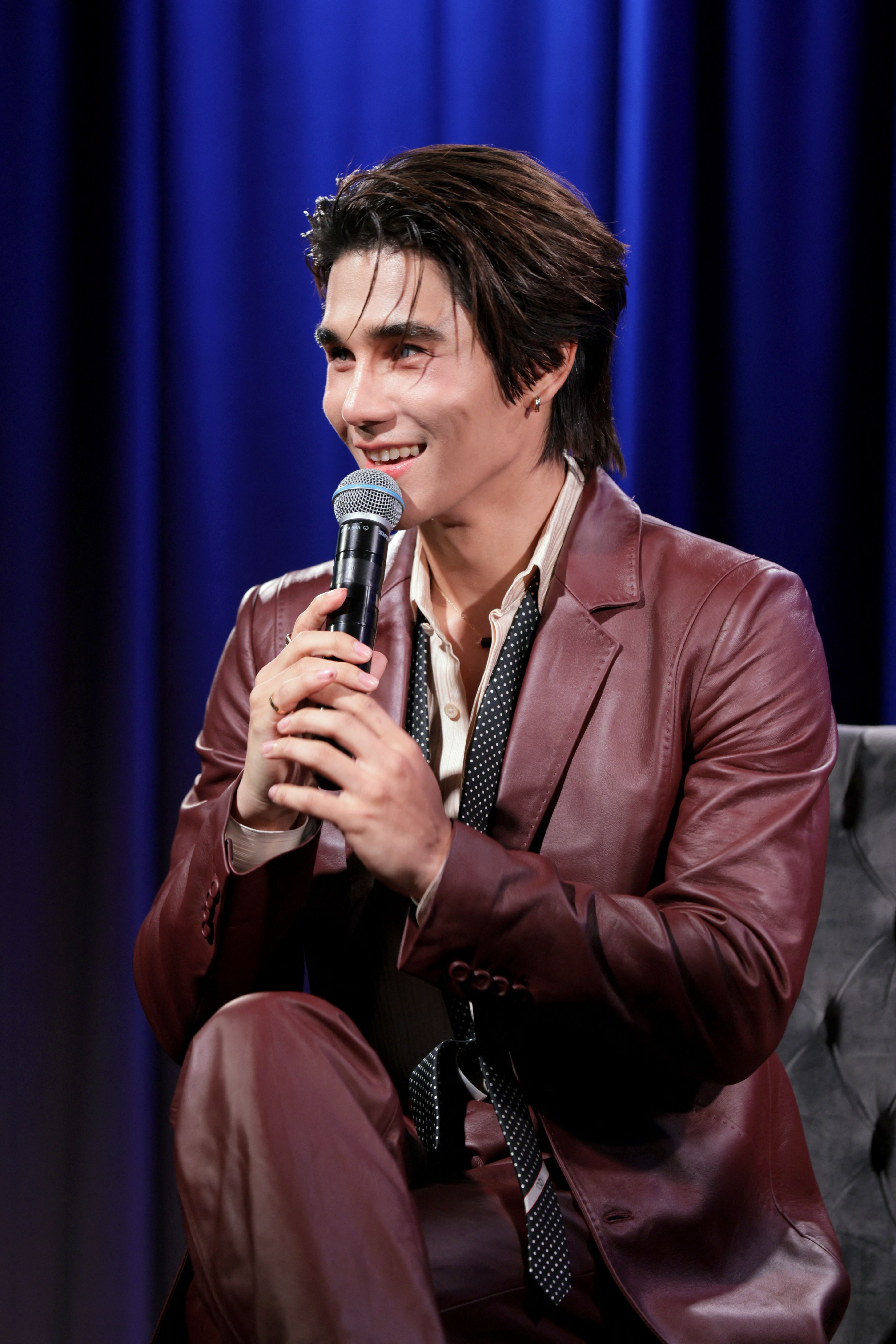 เจฟ ซาเตอร์ ขณะหันไปมองแฟนคลับบนเวที Global Spin Live เมื่อวันที่ 3 มี.ค. 69 (ภาพ: Rebecca Sapp/Getty Images via AFP)