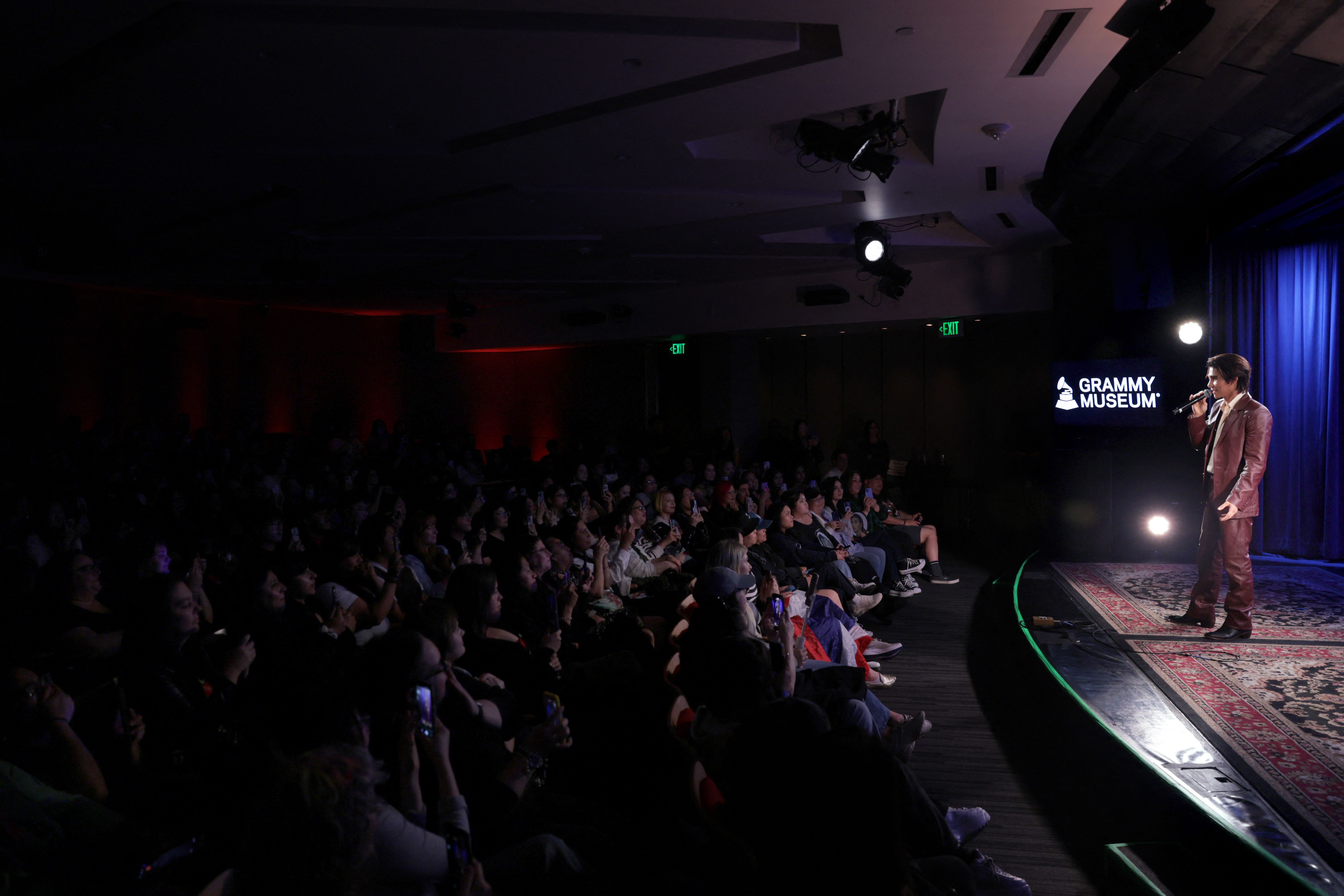 เจฟ ซาเตอร์ ขณะพูดคุยกับแฟนคลับบนเวที Global Spin Live เมื่อวันที่ 3 มี.ค. 69 (ภาพ: Rebecca Sapp/Getty Images via AFP)