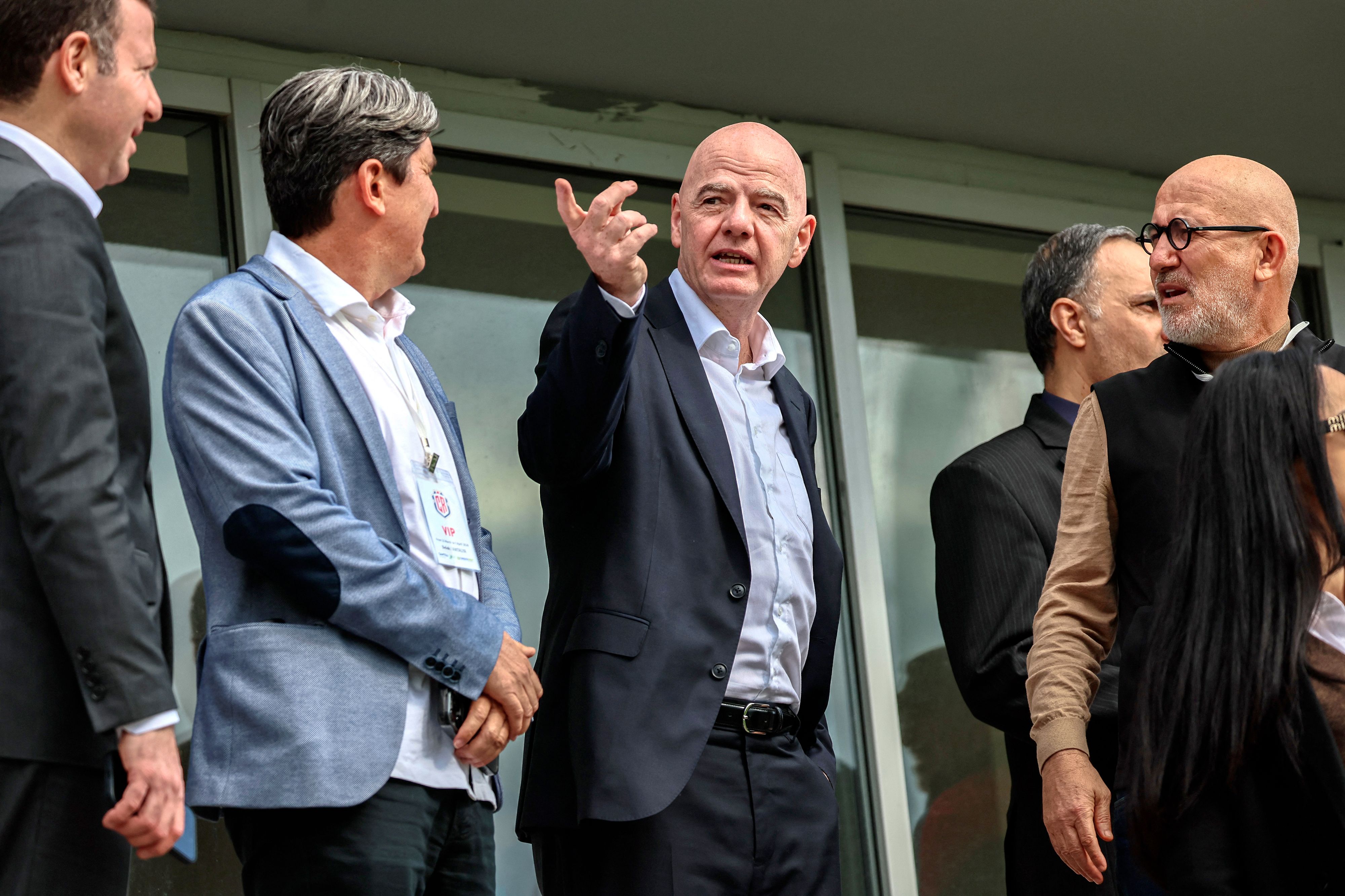 จานนี อินฟานติโน บอสใหญ่ฟีฟ่า เมื่อครั้งเดินทางไปชมเกมอุ่นเครื่อง อิหร่าน-คอสตาริกาไป