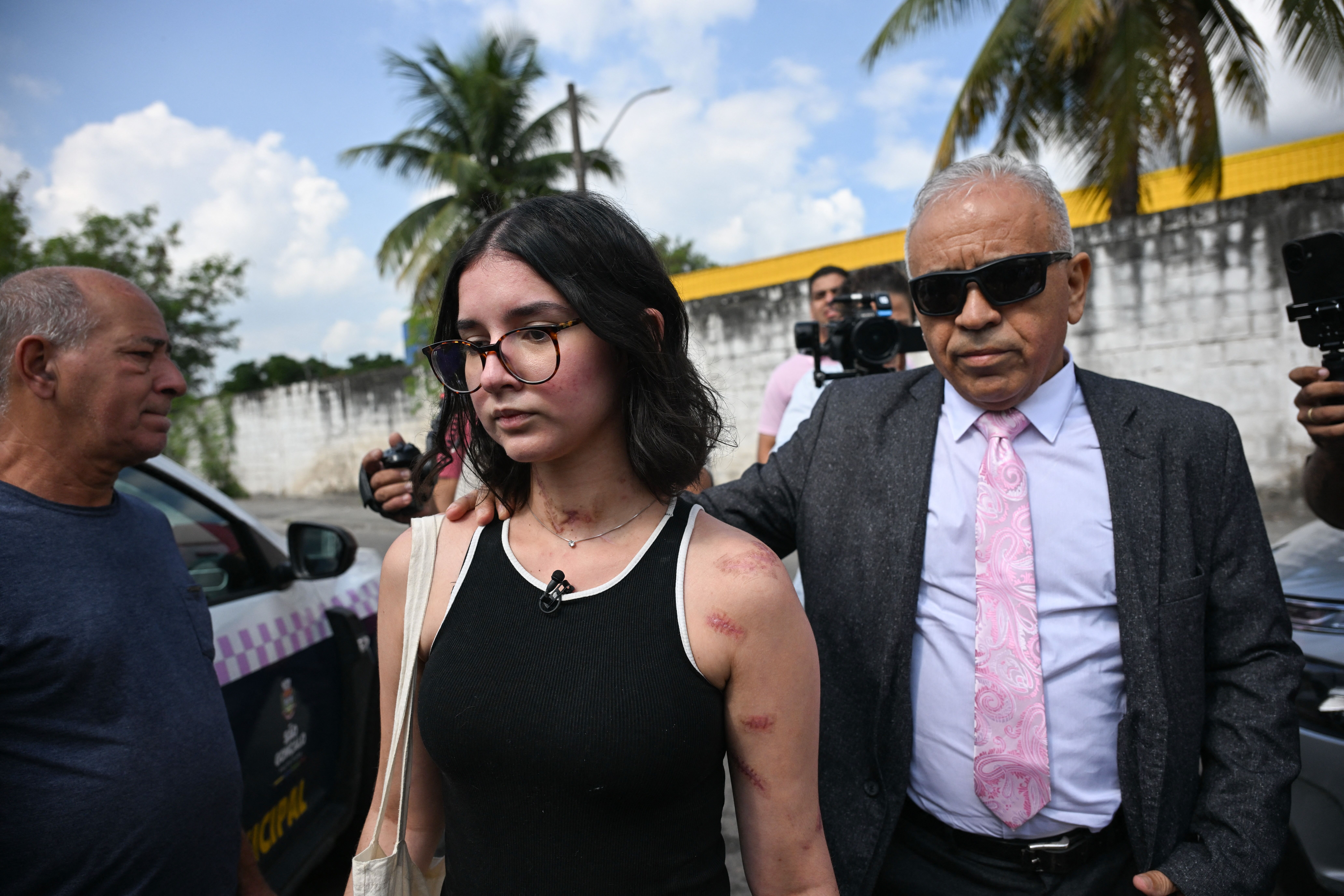 Alana กำลังเดินเข้าศาลเพื่อร่วมรับฟังการพิจารณาคดีครั้งแรก เมื่อวันที่ 15 เม.ย. 69 (ภาพ: Mauro Pimentel/AFP) 