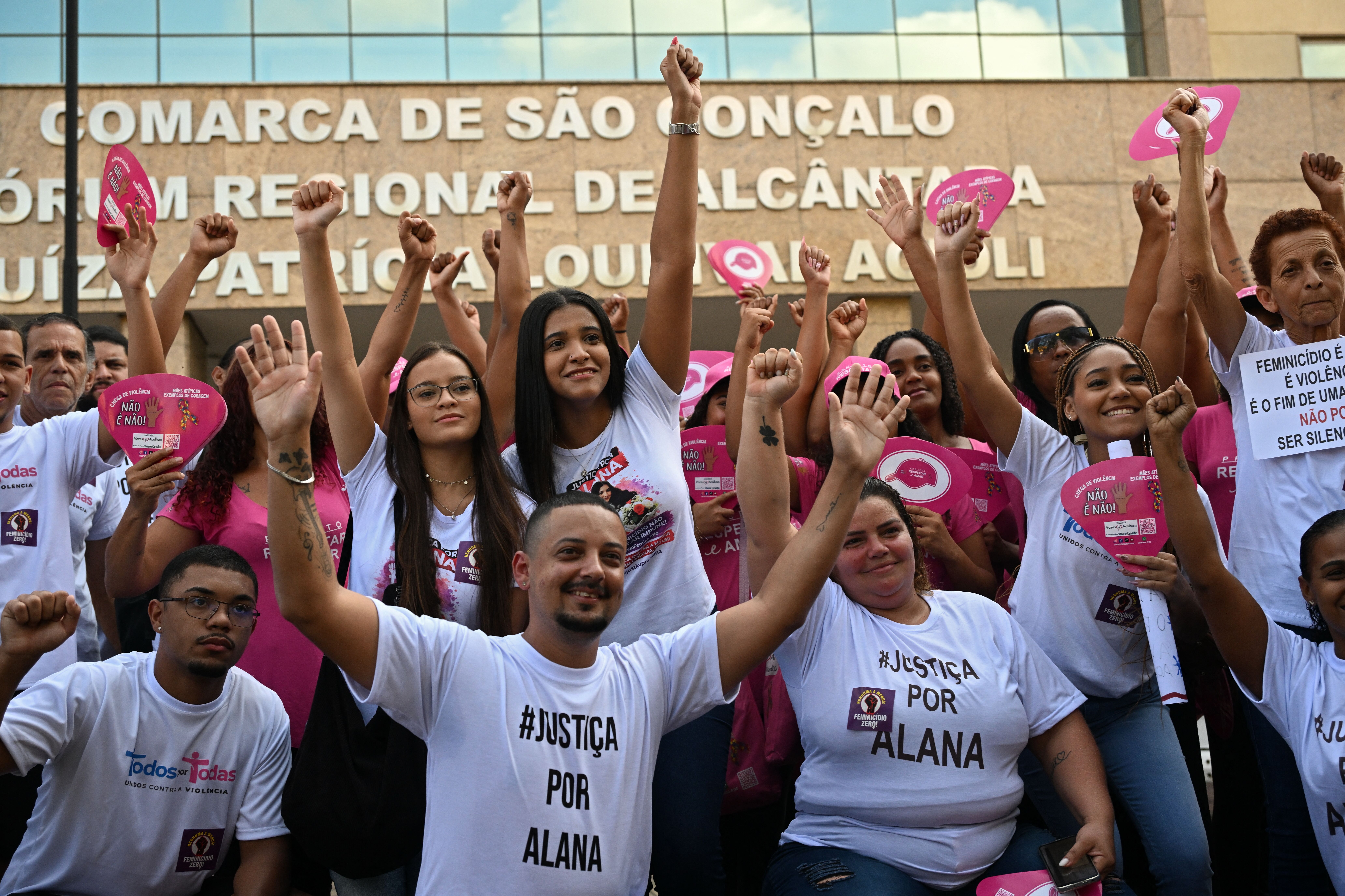 เพื่อนฝูงและนักกิจกรรมรวมตัวเพื่อให้กำลังใจ Alana พร้อมสวมเสื้อ “ความยุติธรรมให้อลานา” (ภาพ: Mauro Pimentel/AFP)