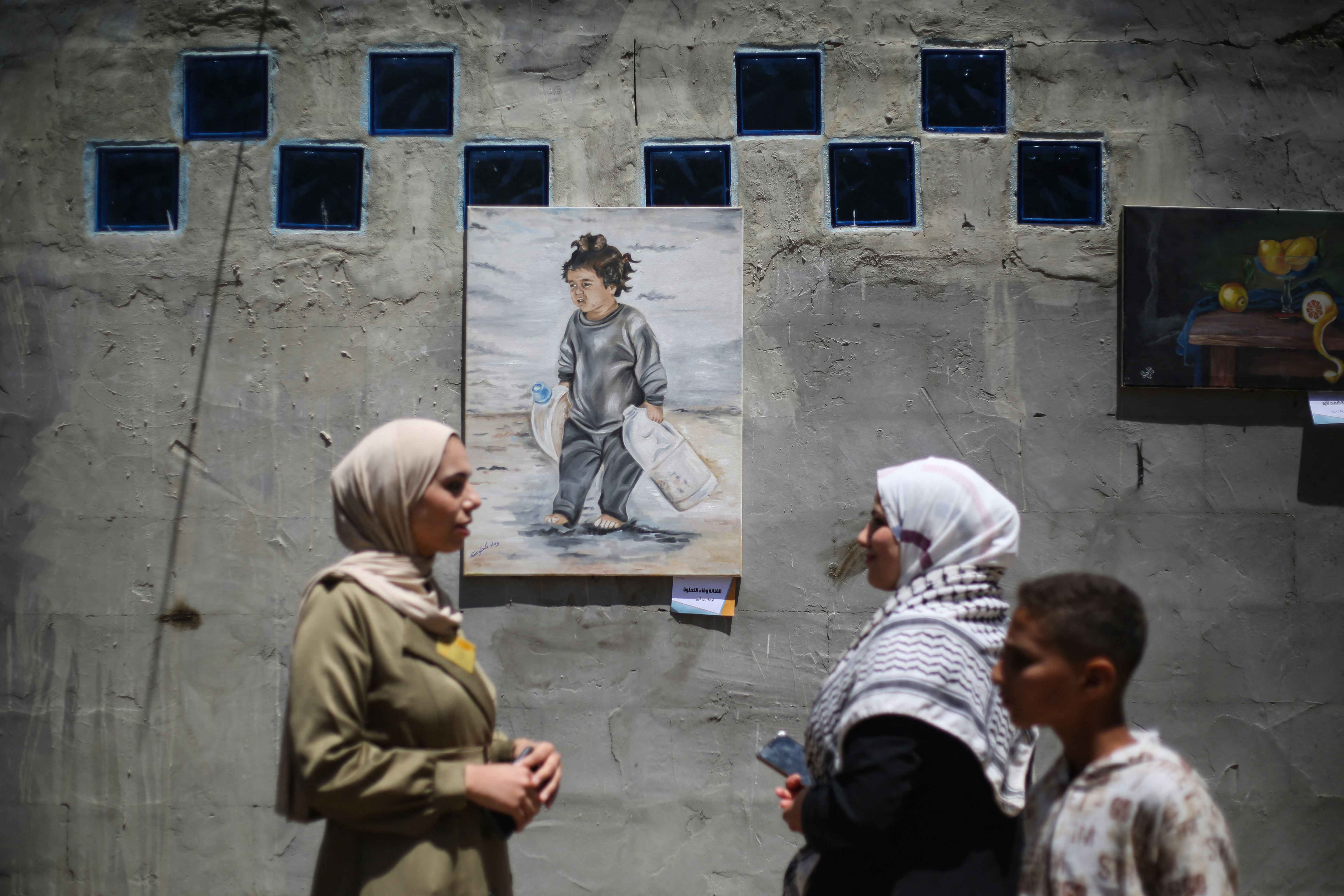 ภาพวาดชิ้นหนึ่งจากศิลปินในฉนวนกาซา ซึ่งถ่ายทอดเด็กเล็กถือบรรจุภัณฑ์เปล่า (ภาพ: Eyad Baba/AFP)