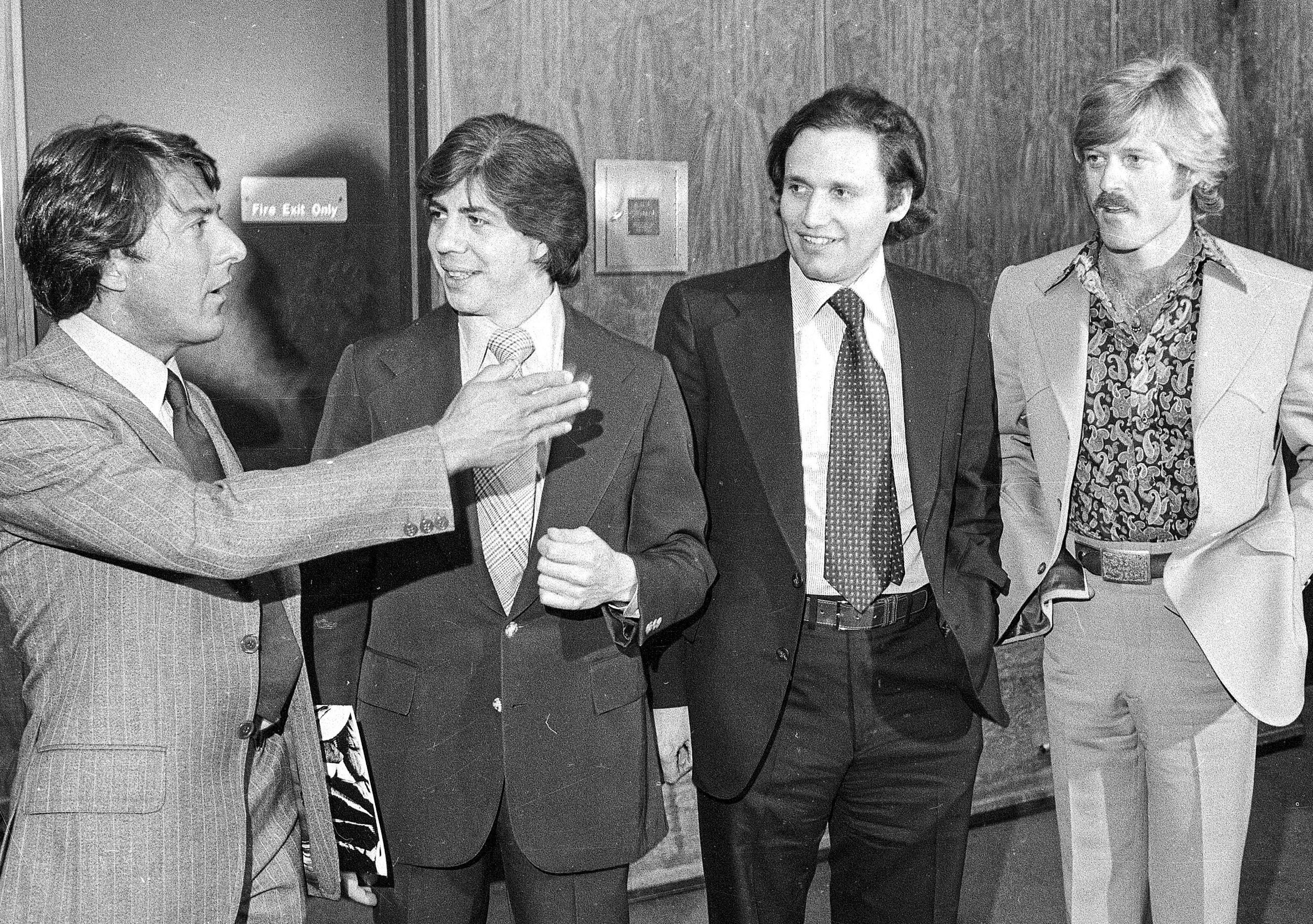 เรดฟอร์ด (ขวาสุด) ยืนข้างกับวูดวาร์ดตัวจริง ในรอบปฐมทัศน์ของ All the President's Men (ภาพจาก: AP)