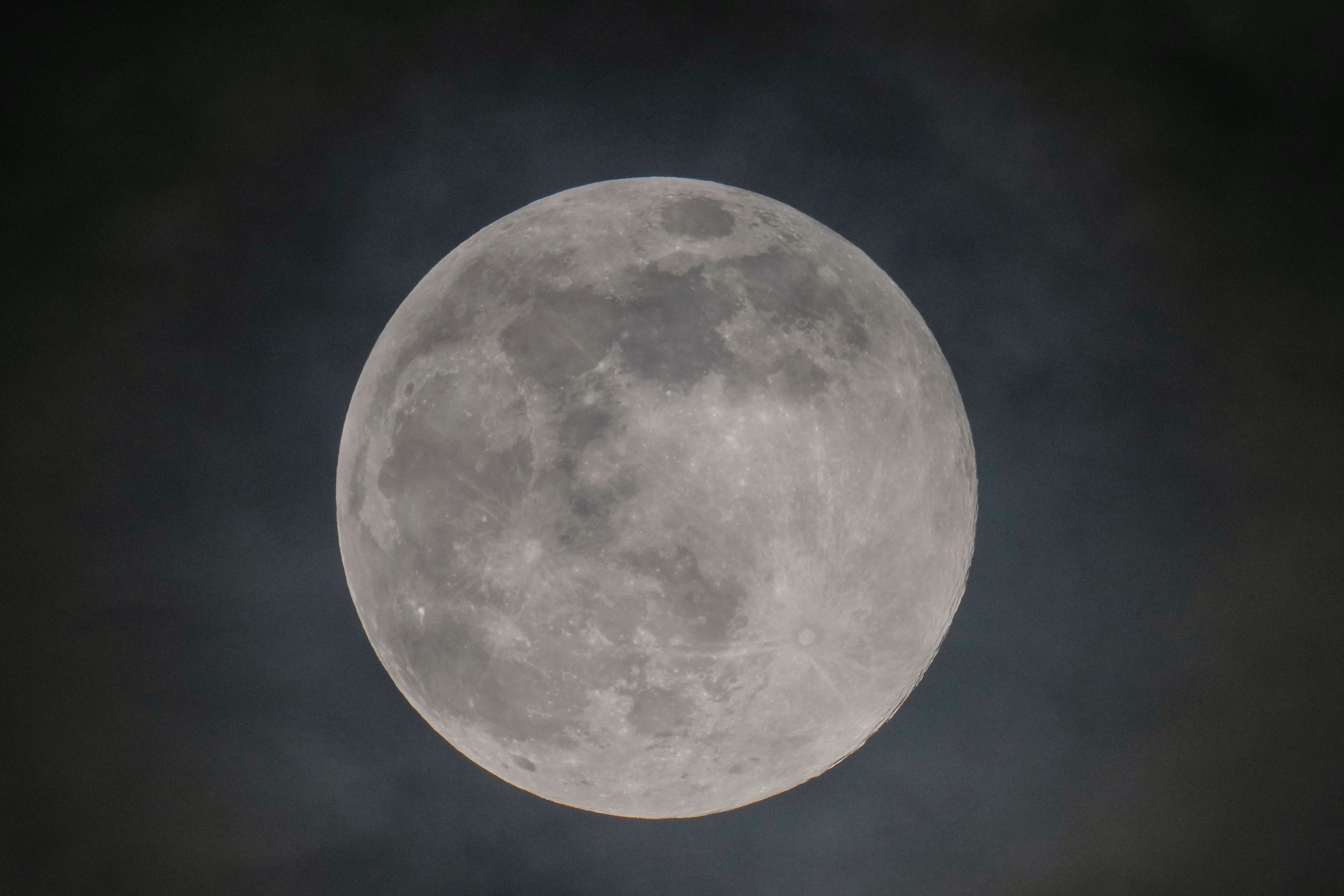 ซูเปอร์มูนในกรุงเนปิดอว์ เมียนมา (ภาพจาก: Aung Shine Oo/AP)