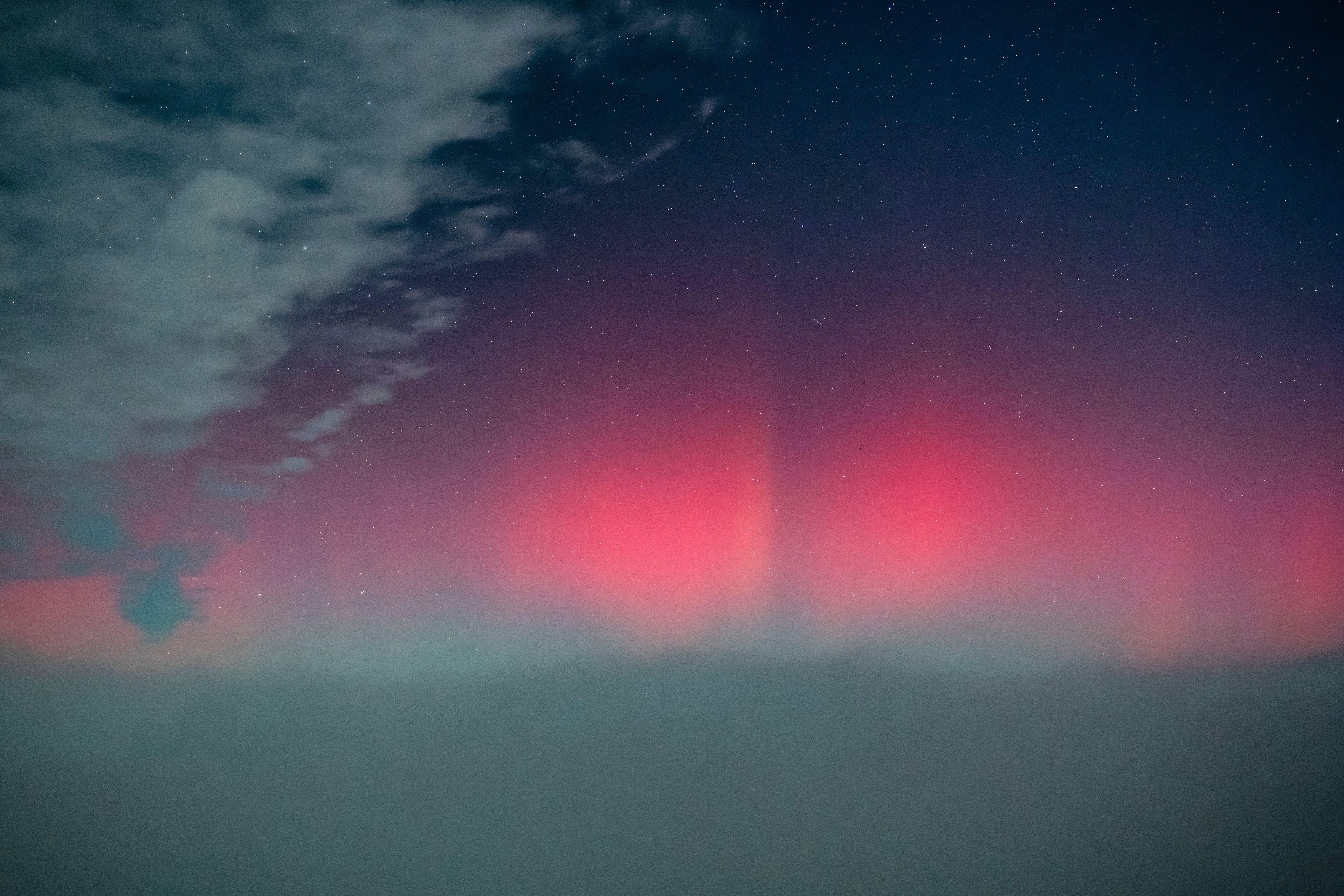 แสงออโรราทางตอนเหนือของฮังการี (ภาพจาก: Peter Komka/MTI via AP)