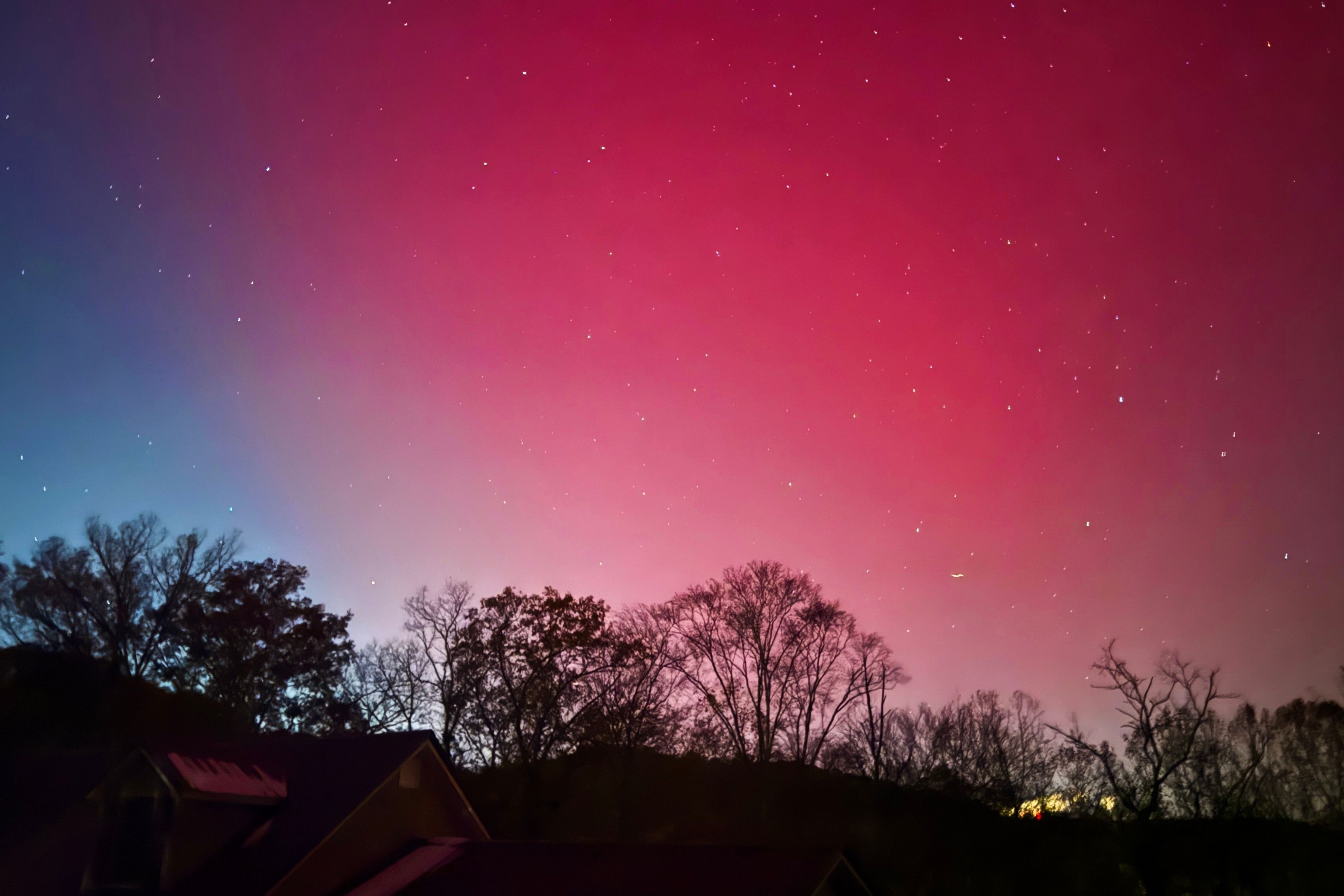แสงออโรราในรัฐเวสต์เวอร์จิเนีย สหรัฐฯ (ภาพจาก: Trey Raby via AP)